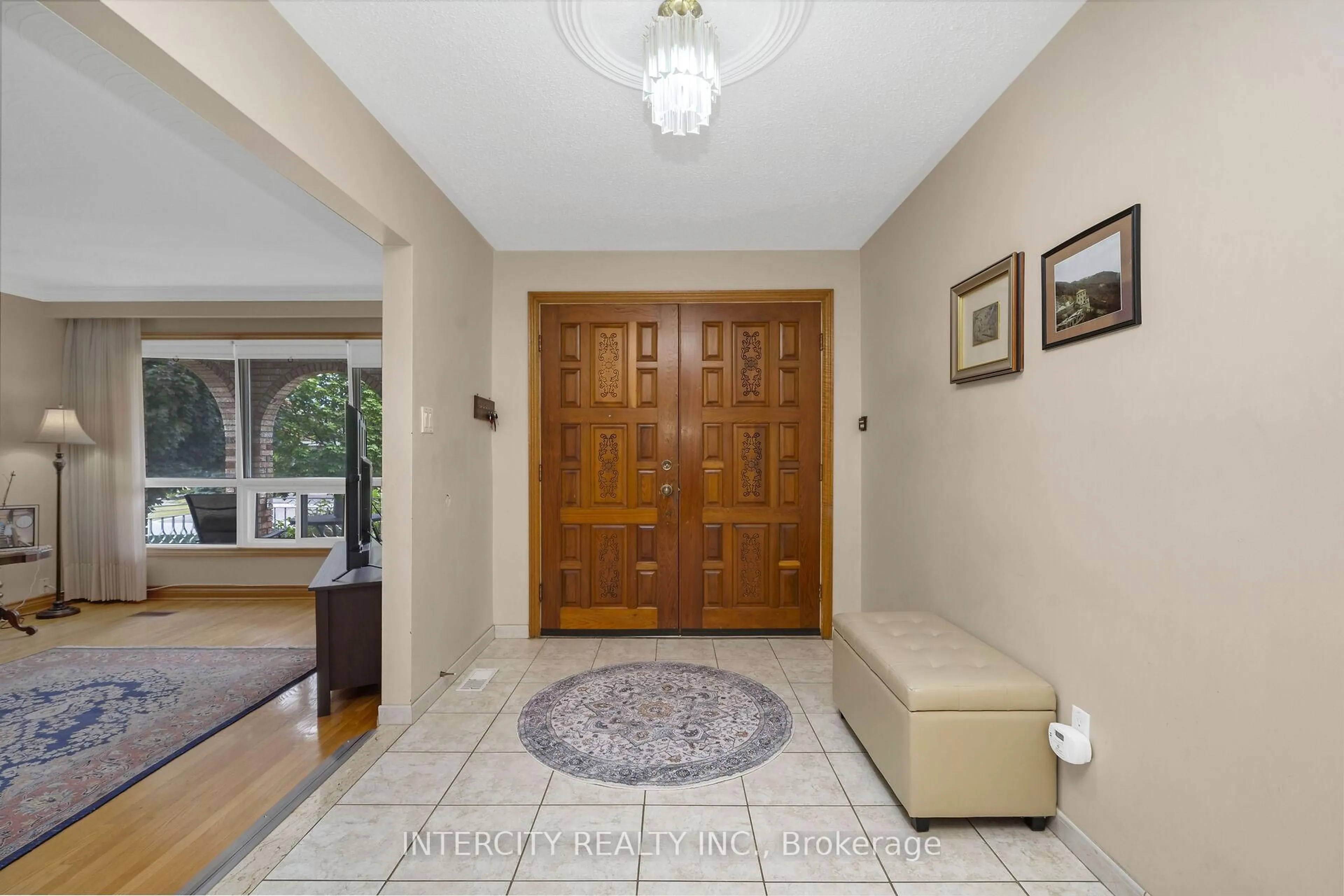 Indoor foyer for 153 Jeanne Dr, Vaughan Ontario L4L 1X8