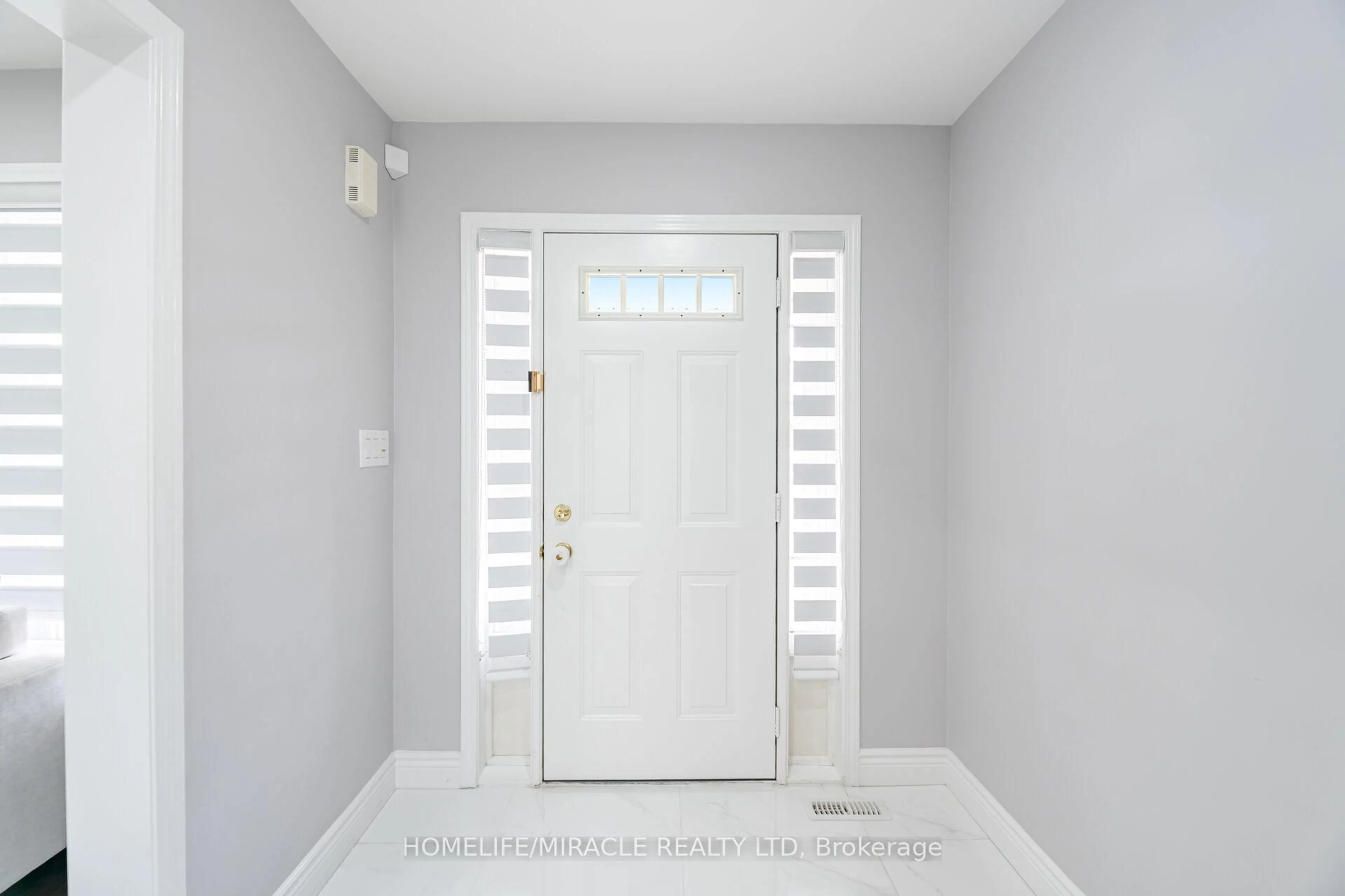 Indoor entryway for 131 Kingsmere Cres, New Tecumseth Ontario L9R 0K8