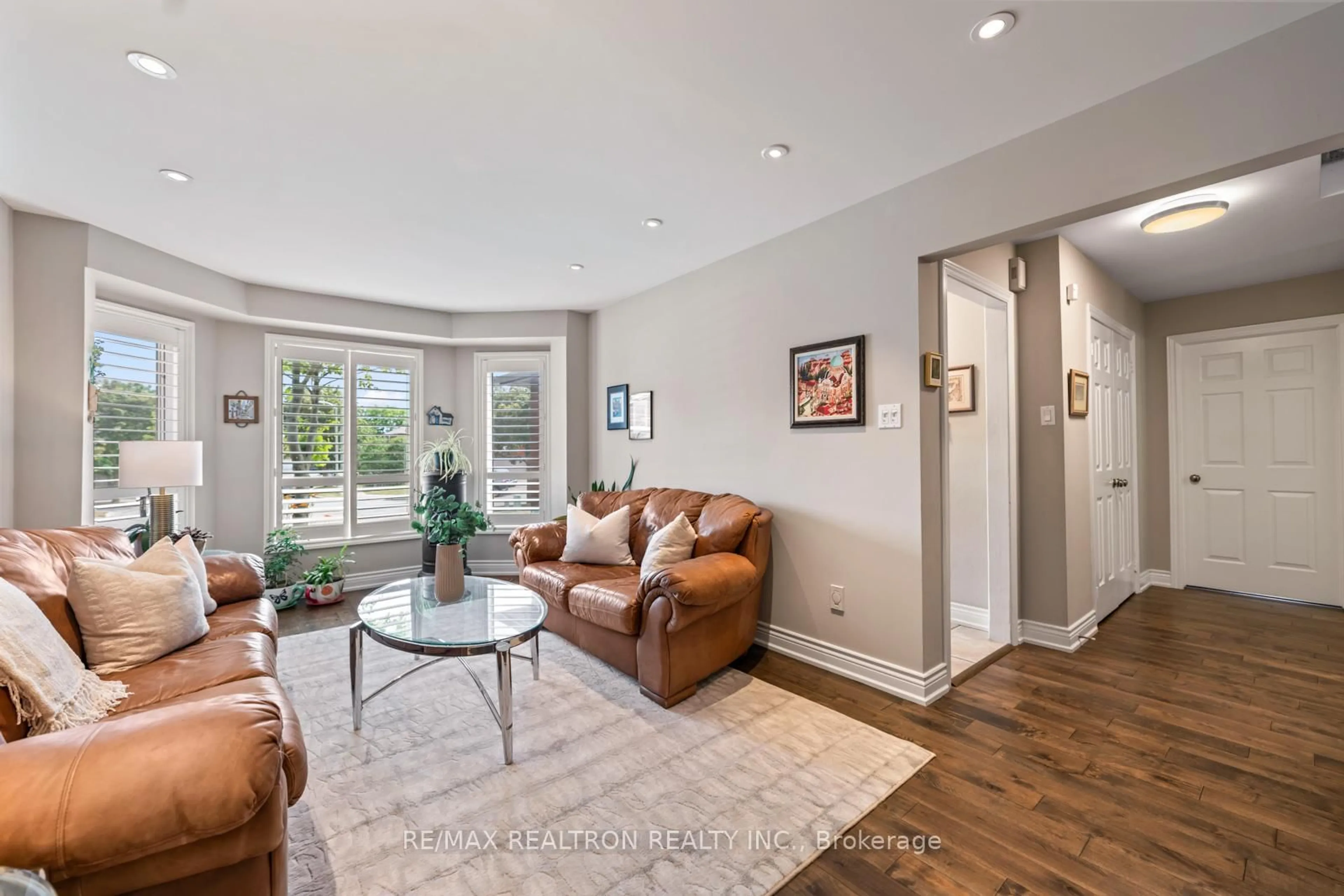 Living room with furniture, unknown for 140 Millcroft Way, Vaughan Ontario L4J 6P6