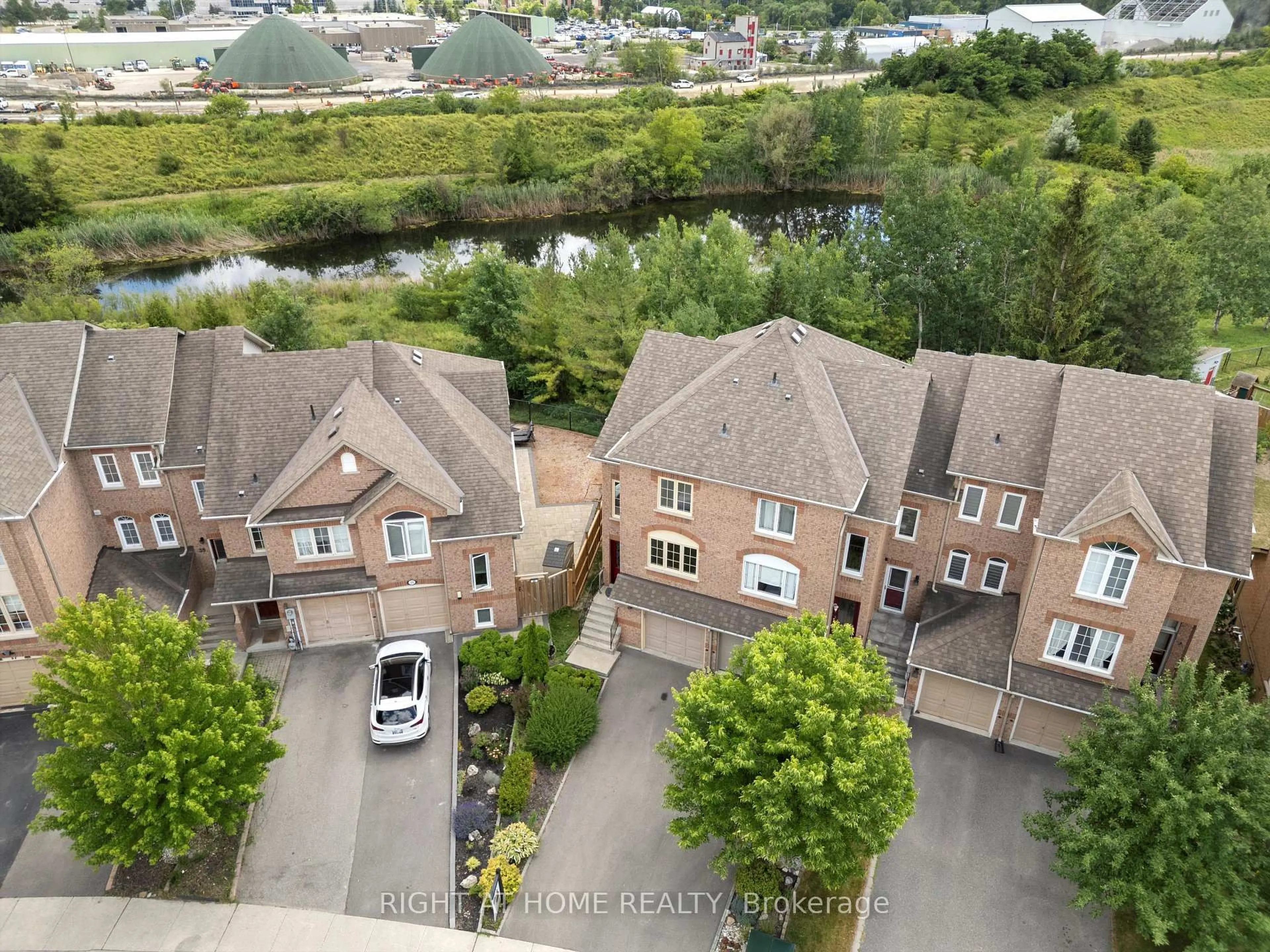 A pic from outside/outdoor area/front of a property/back of a property/a pic from drone, street for 27 Larissa Crt, Vaughan Ontario L6A 2K8