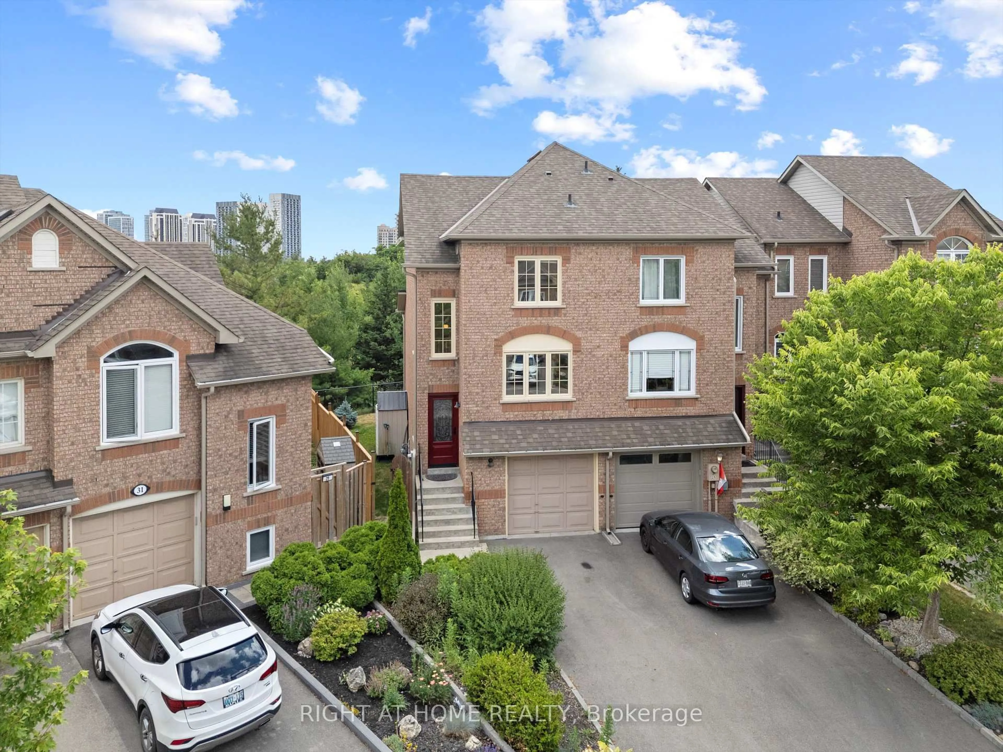 A pic from outside/outdoor area/front of a property/back of a property/a pic from drone, street for 27 Larissa Crt, Vaughan Ontario L6A 2K8