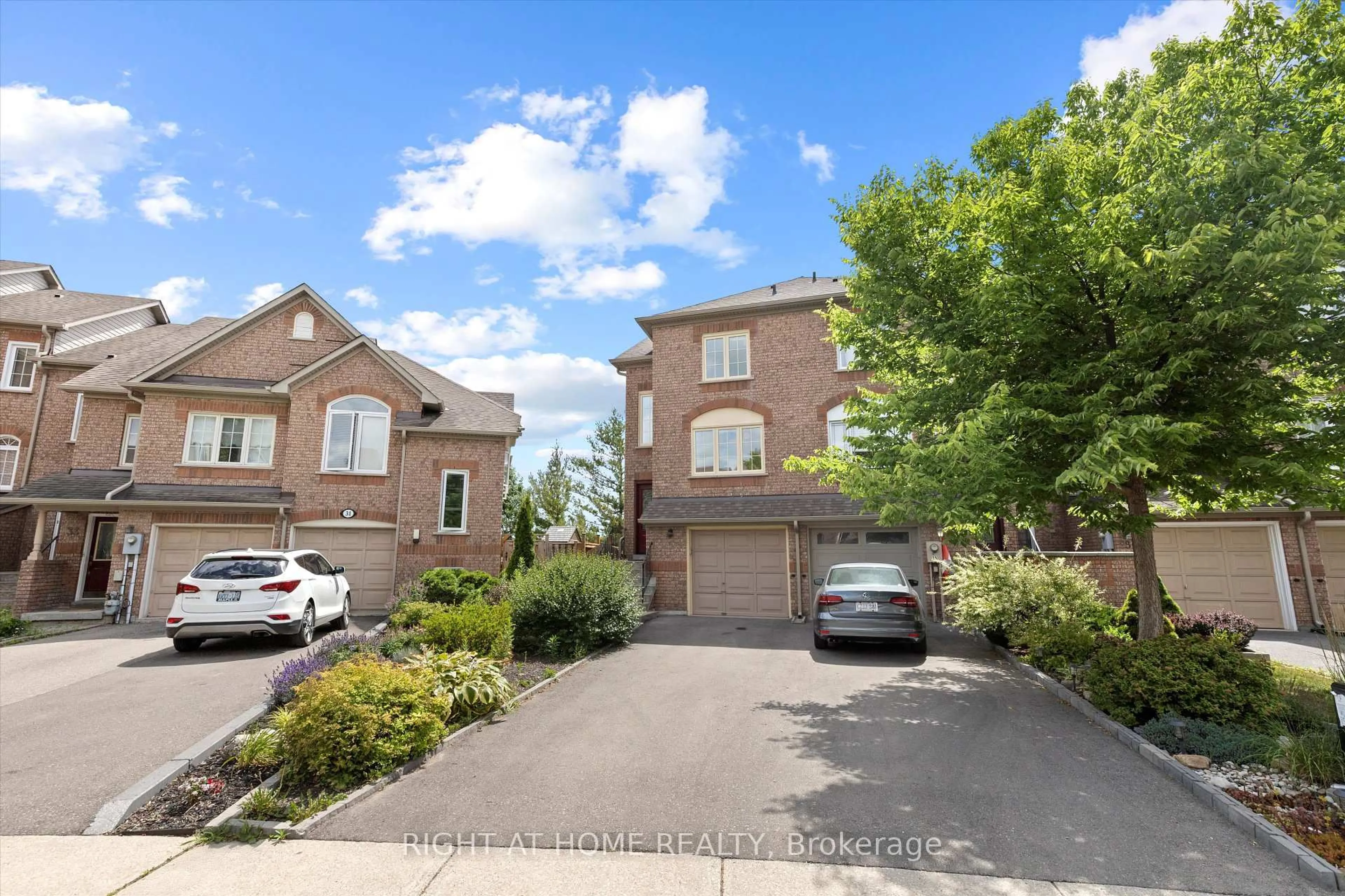 A pic from outside/outdoor area/front of a property/back of a property/a pic from drone, street for 27 Larissa Crt, Vaughan Ontario L6A 2K8