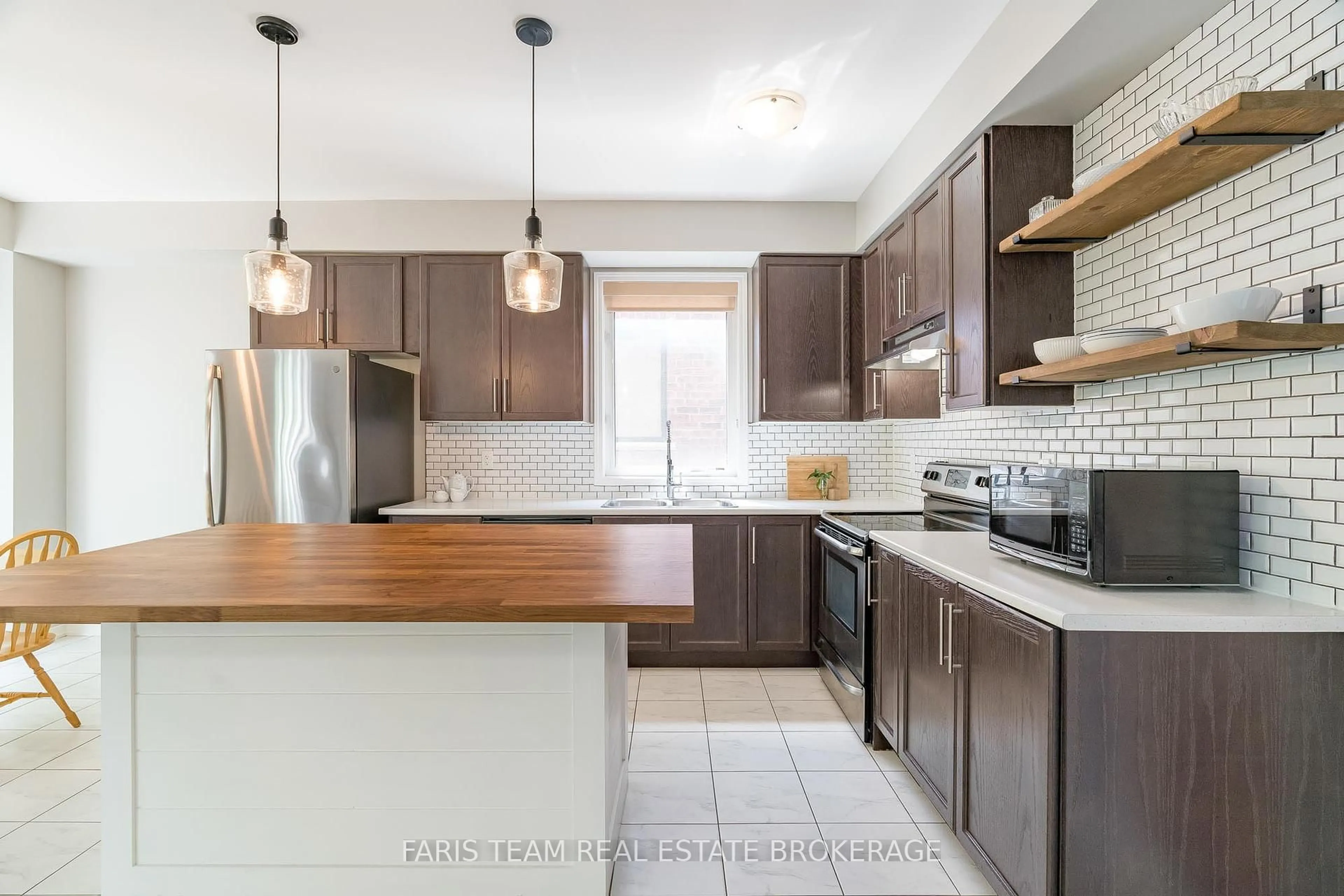 Open concept kitchen, unknown for 1025 Abram Crt, Innisfil Ontario L9S 0K3