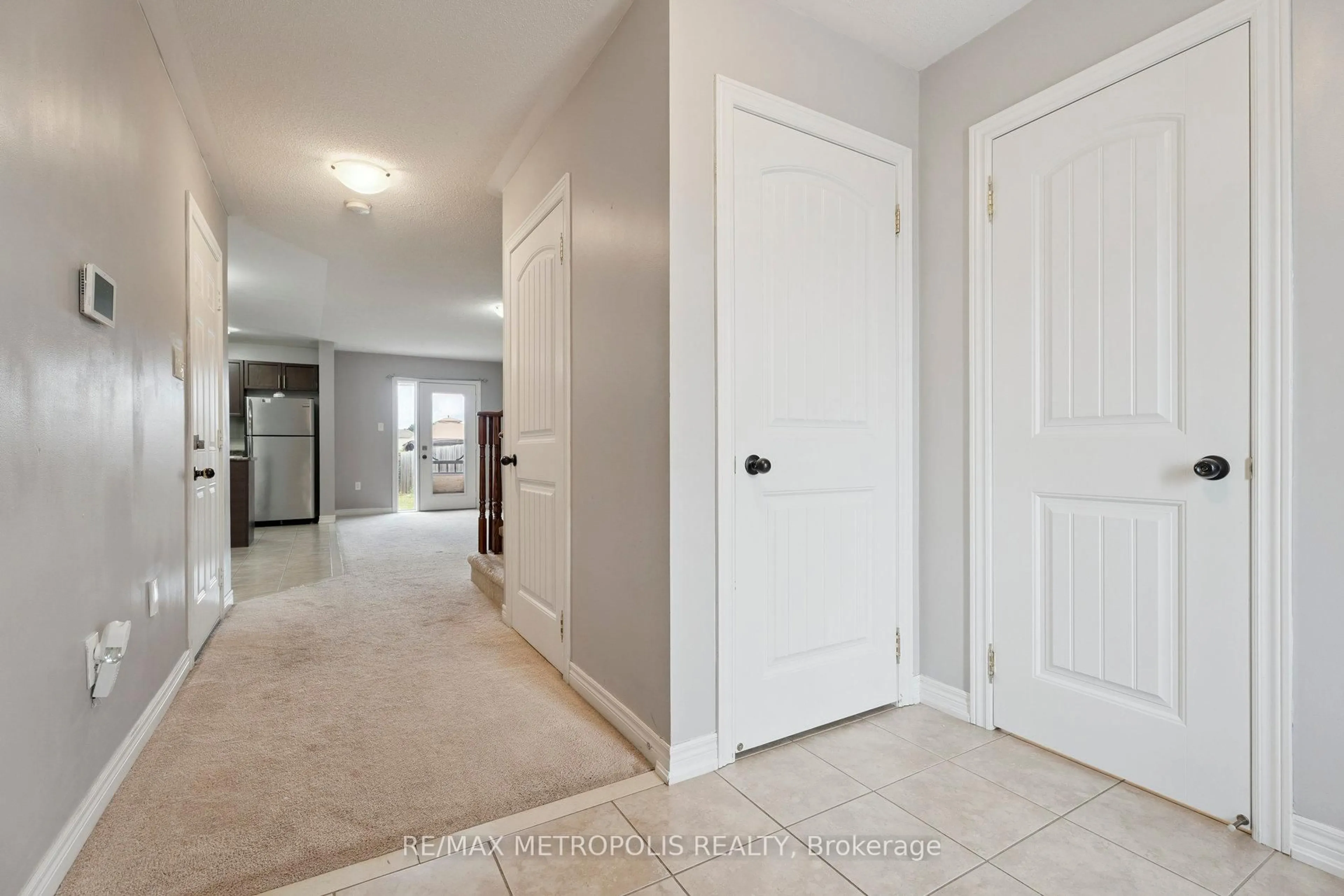 Indoor entryway for 22 Admiral Cres, Essa Ontario L0M 1B4