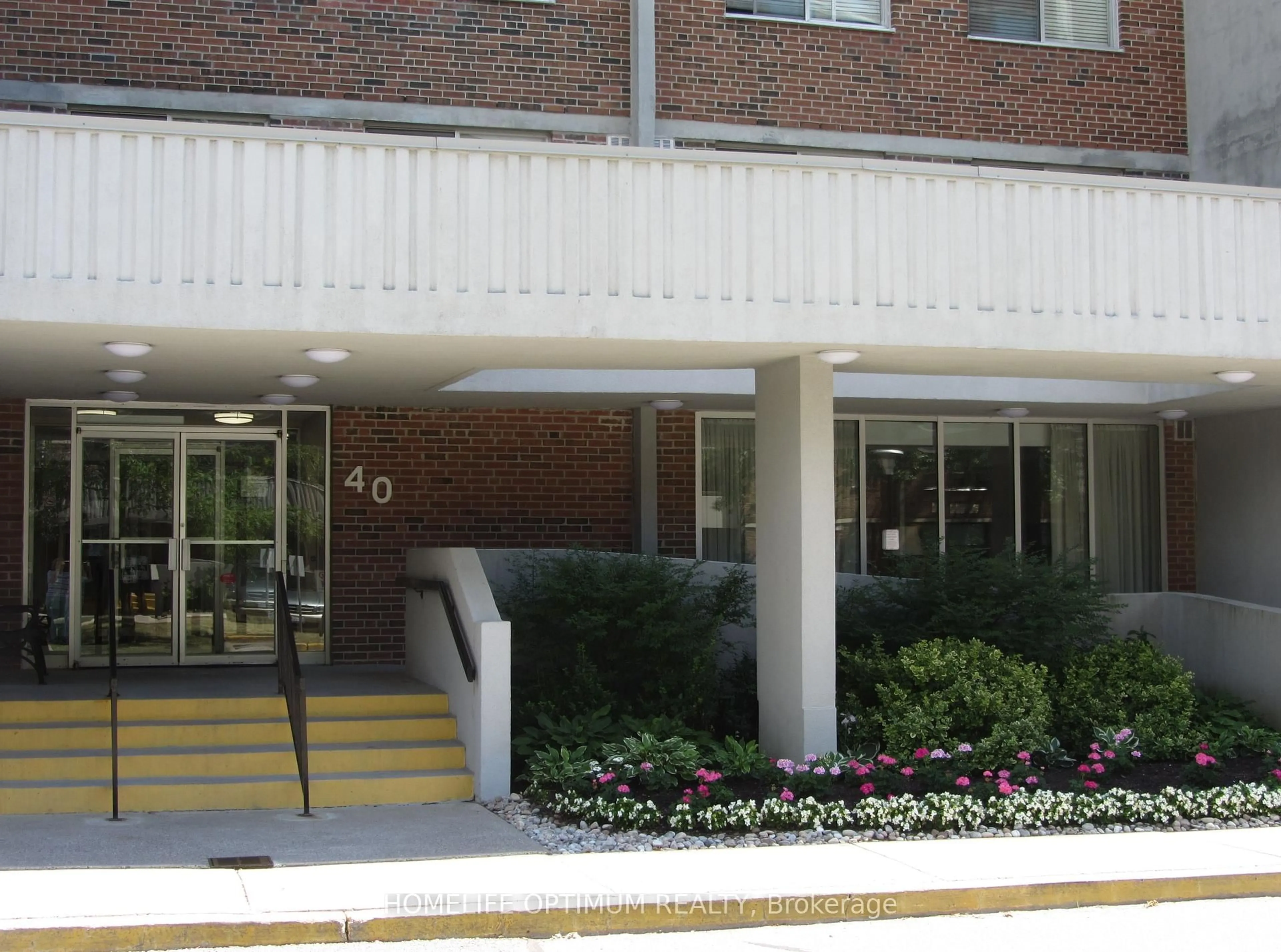 Indoor foyer for 40 William Roe Blvd #910, Newmarket Ontario L3Y 5N4