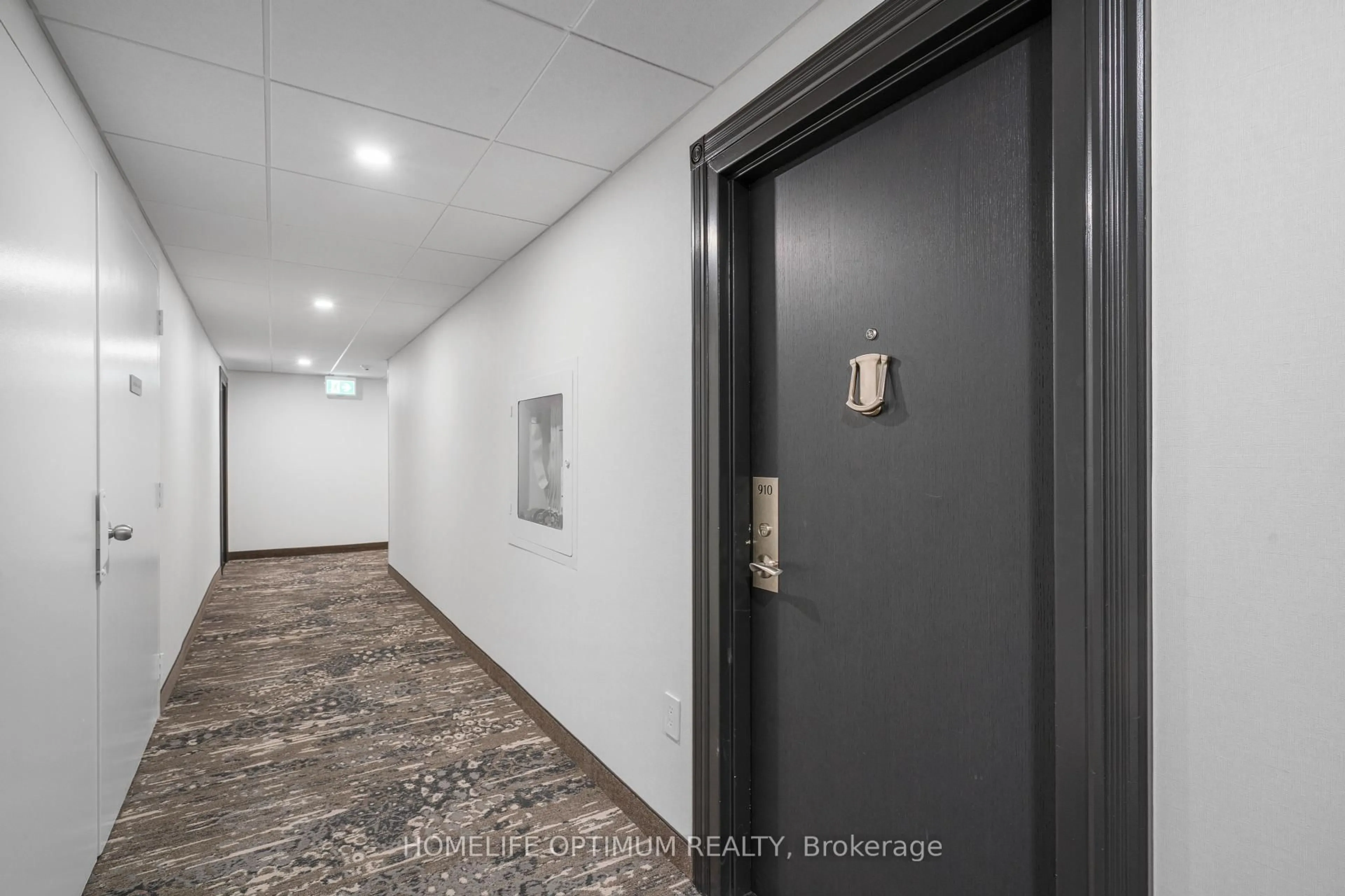 Indoor foyer for 40 William Roe Blvd #910, Newmarket Ontario L3Y 5N4