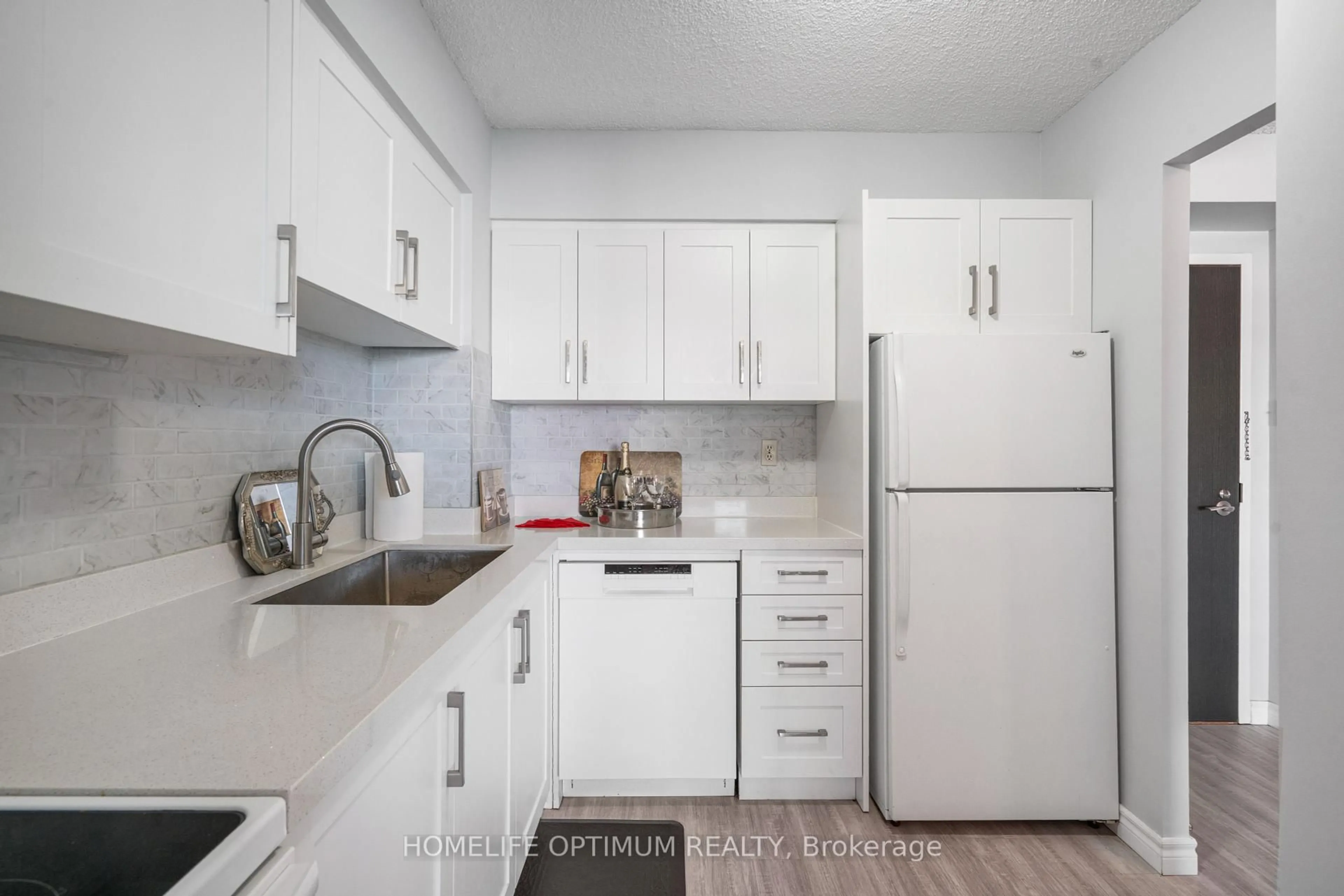 Standard kitchen, unknown for 40 William Roe Blvd #910, Newmarket Ontario L3Y 5N4
