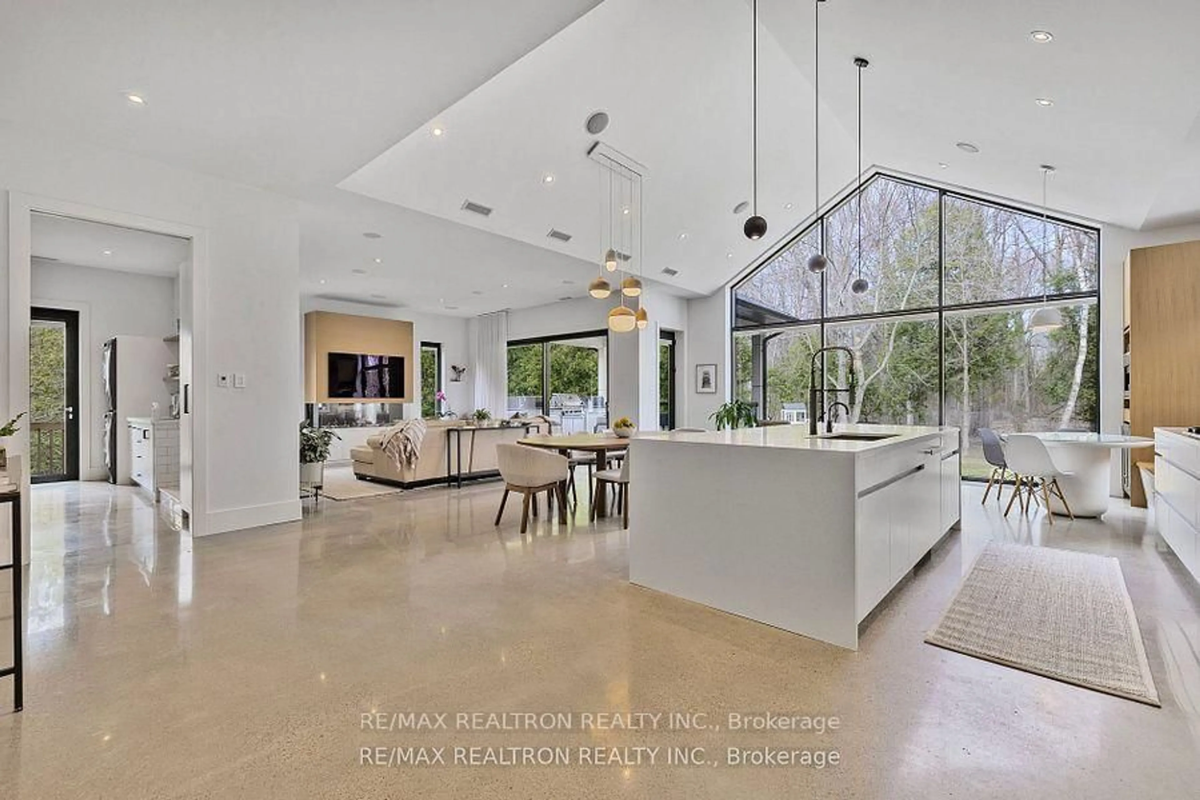 Open concept kitchen, ceramic/tile floor for 12 Morgans Rd, East Gwillimbury Ontario L9N 0E7