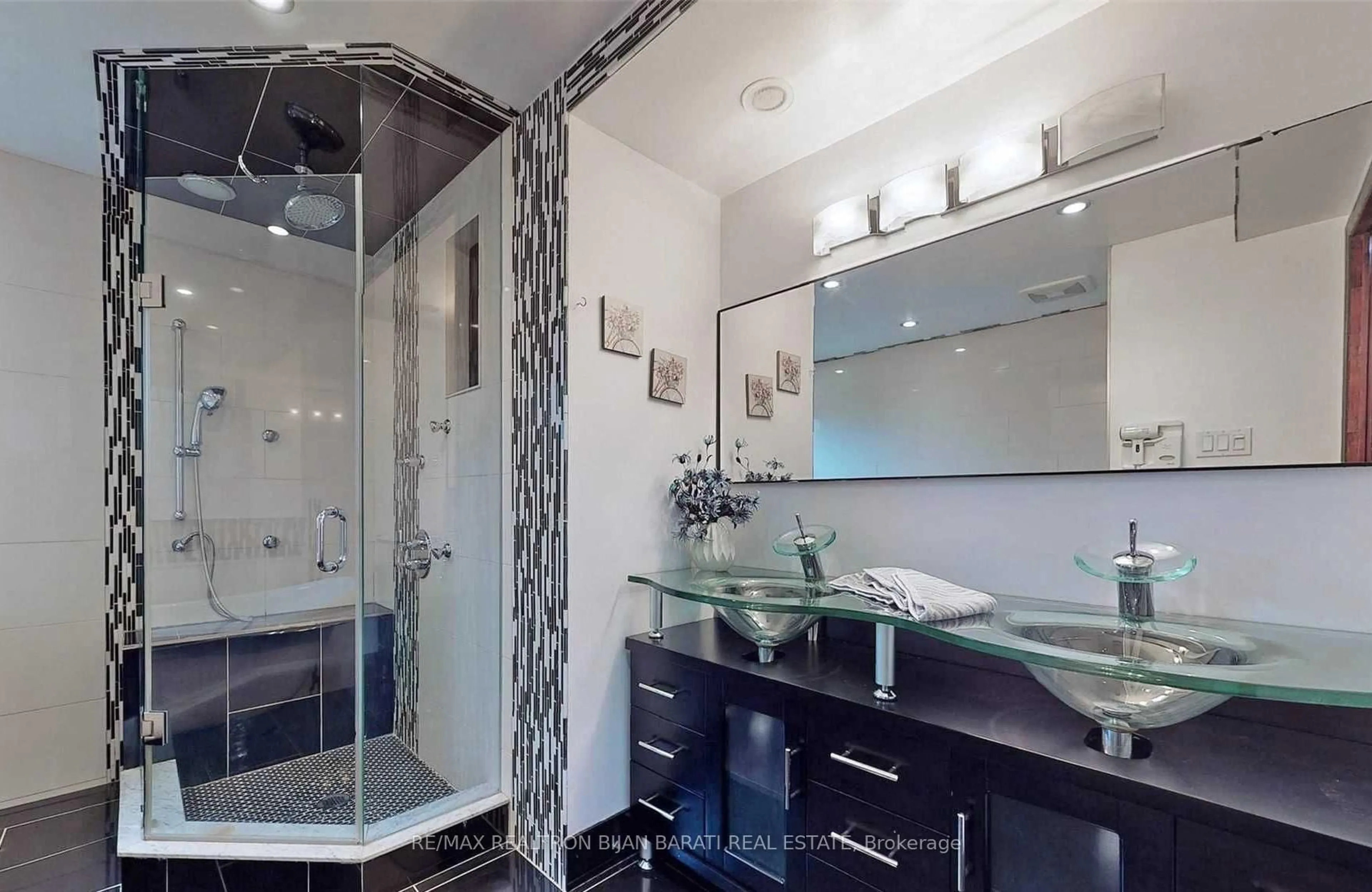 Contemporary bathroom, ceramic/tile floor for 18 Mayvern Cres, Richmond Hill Ontario L4C 5J4