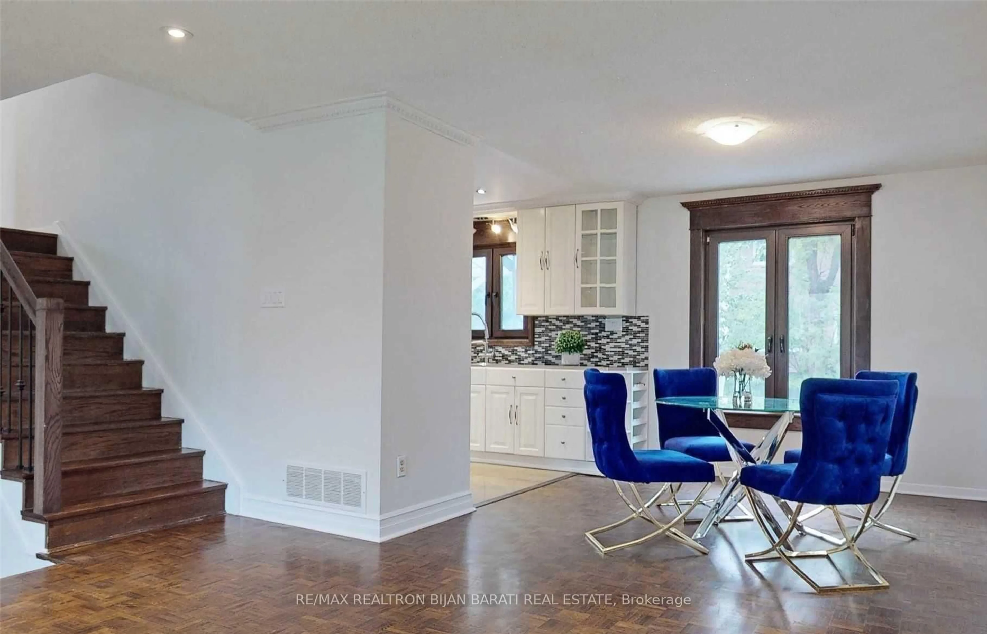 Unknown for 18 Mayvern Cres, Richmond Hill Ontario L4C 5J4