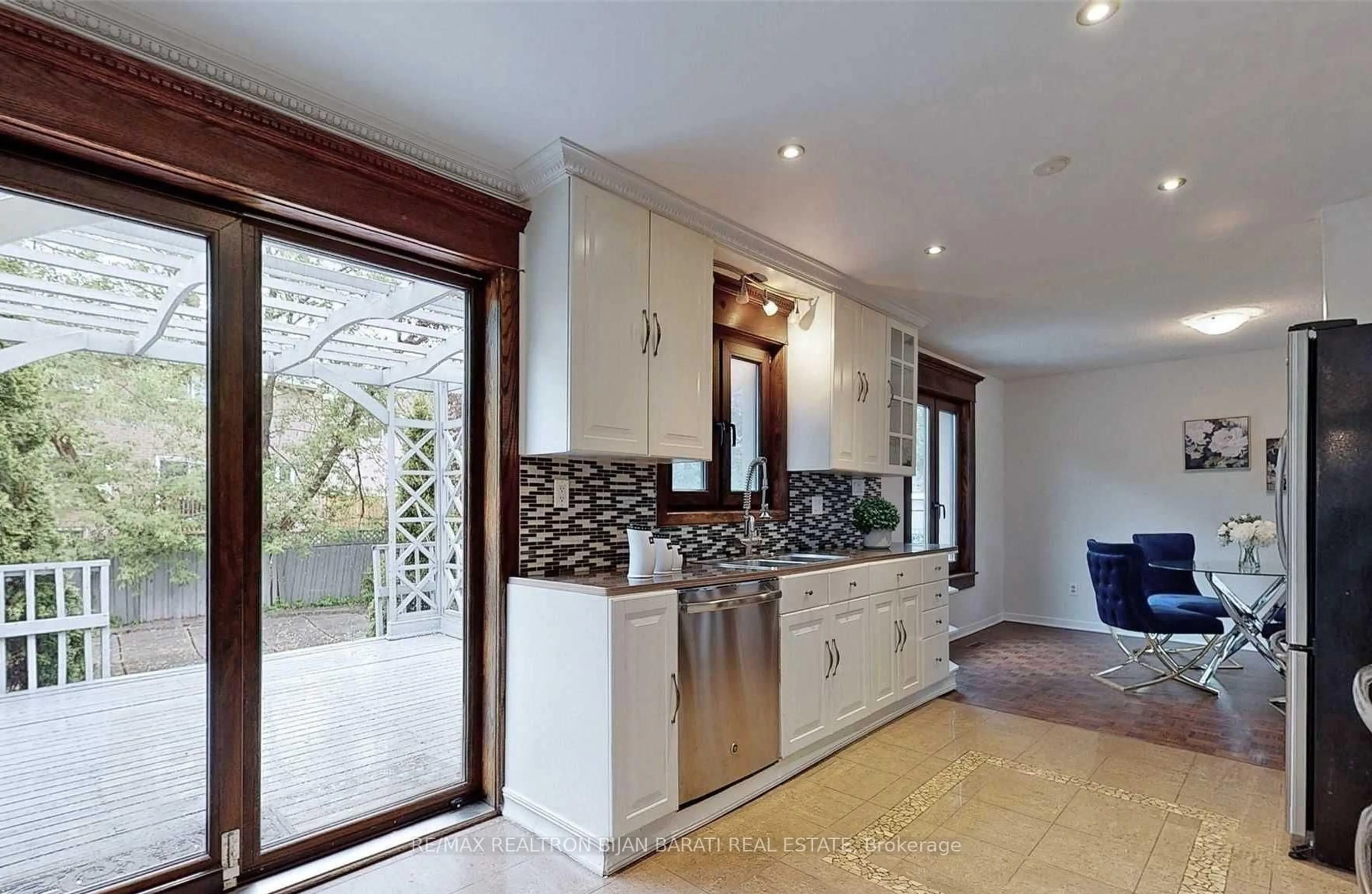 Unknown for 18 Mayvern Cres, Richmond Hill Ontario L4C 5J4