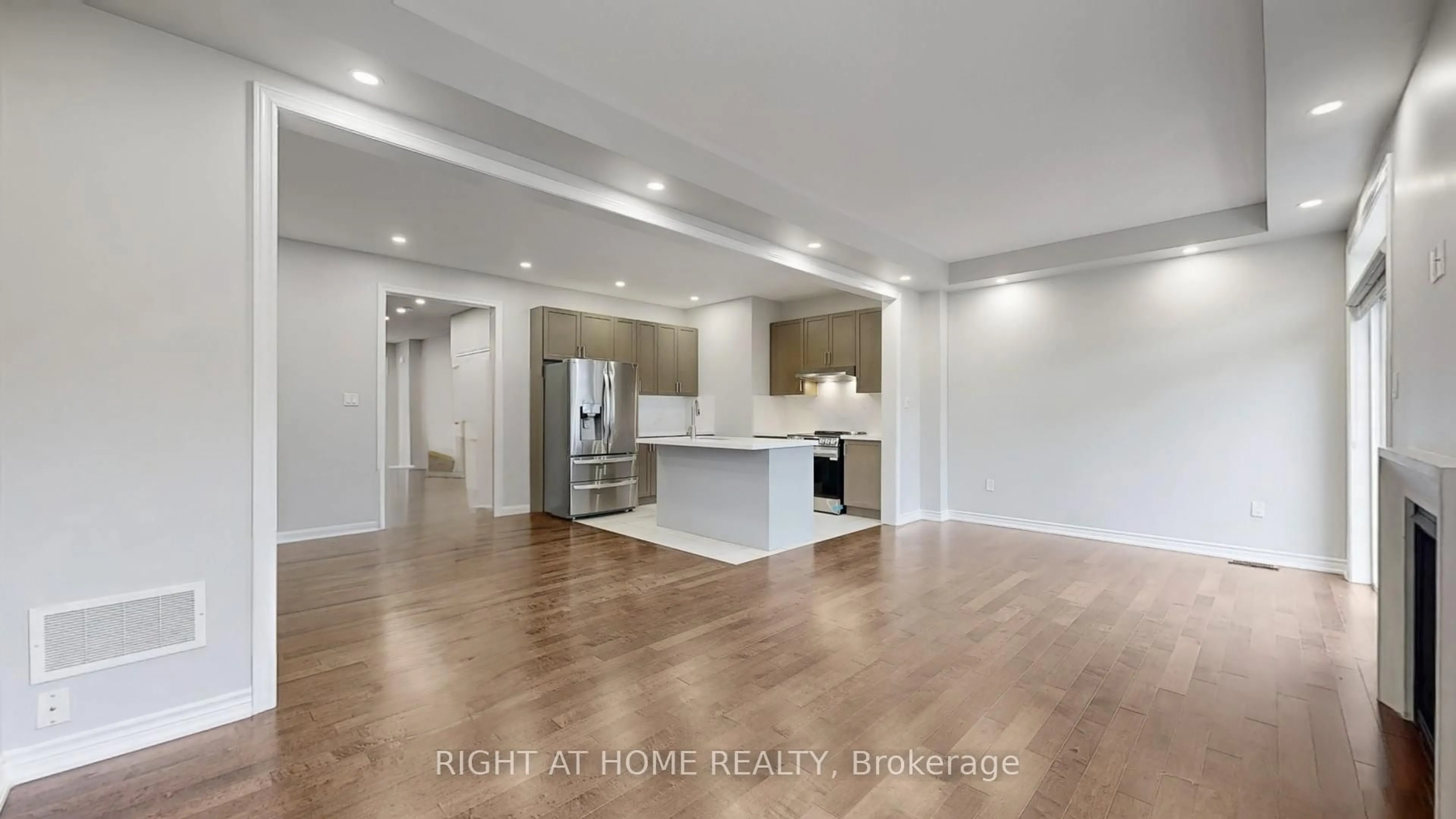 Open concept kitchen, wood/laminate floor for 71 Mondial Cres, East Gwillimbury Ontario L9N 0S2