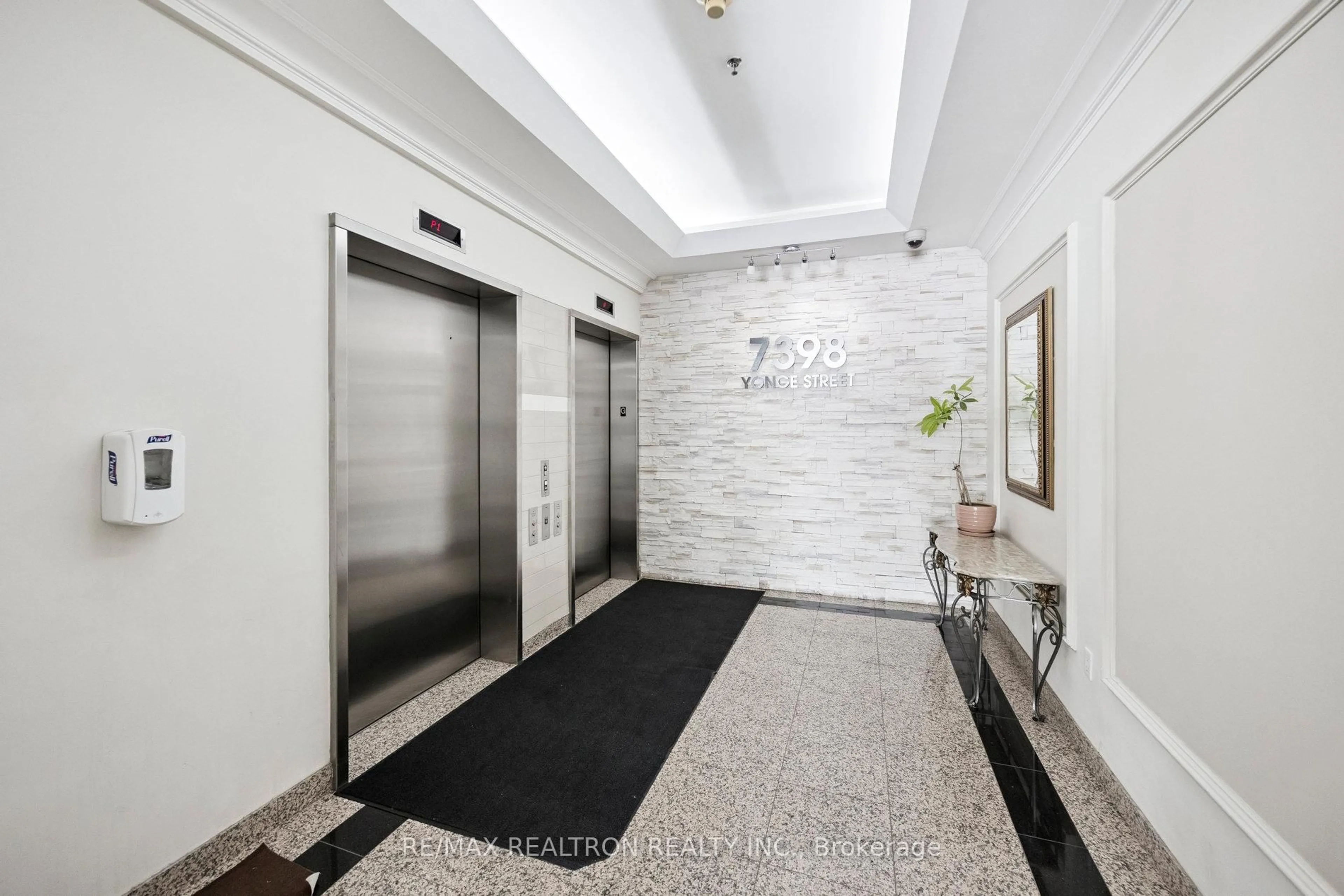 Indoor foyer for 7398 Yonge St #317A, Vaughan Ontario L4J 8J2