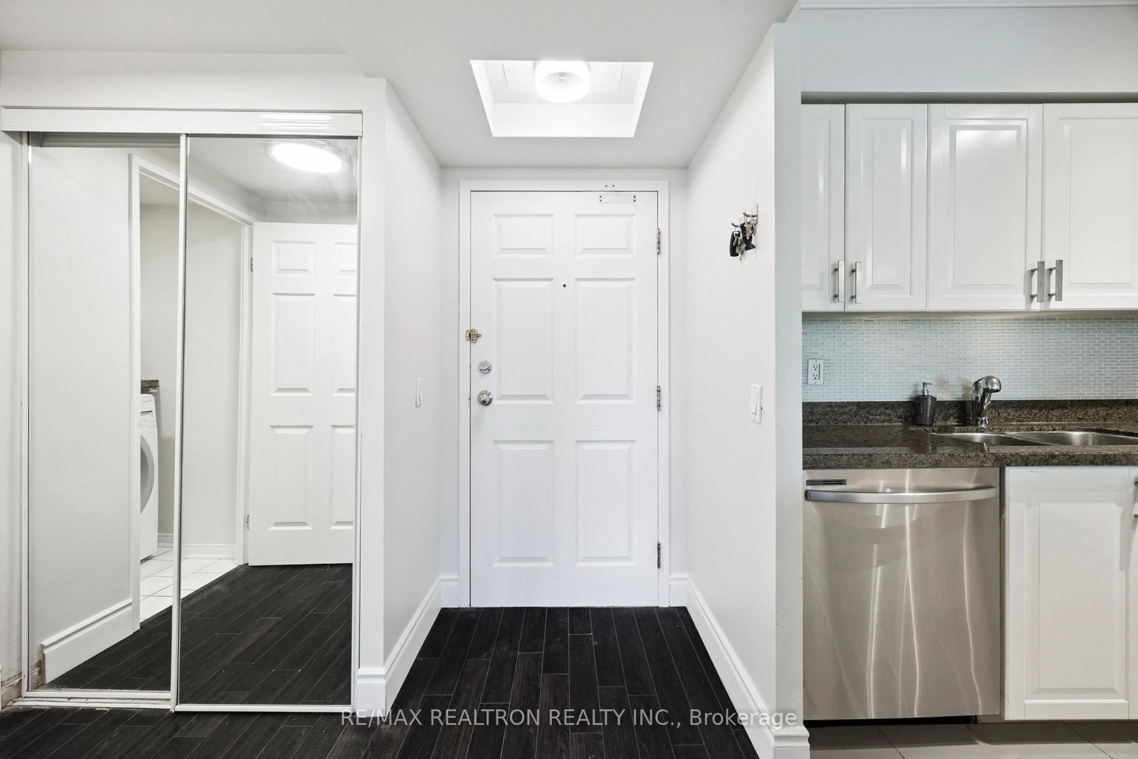 Indoor entryway for 7398 Yonge St #317A, Vaughan Ontario L4J 8J2