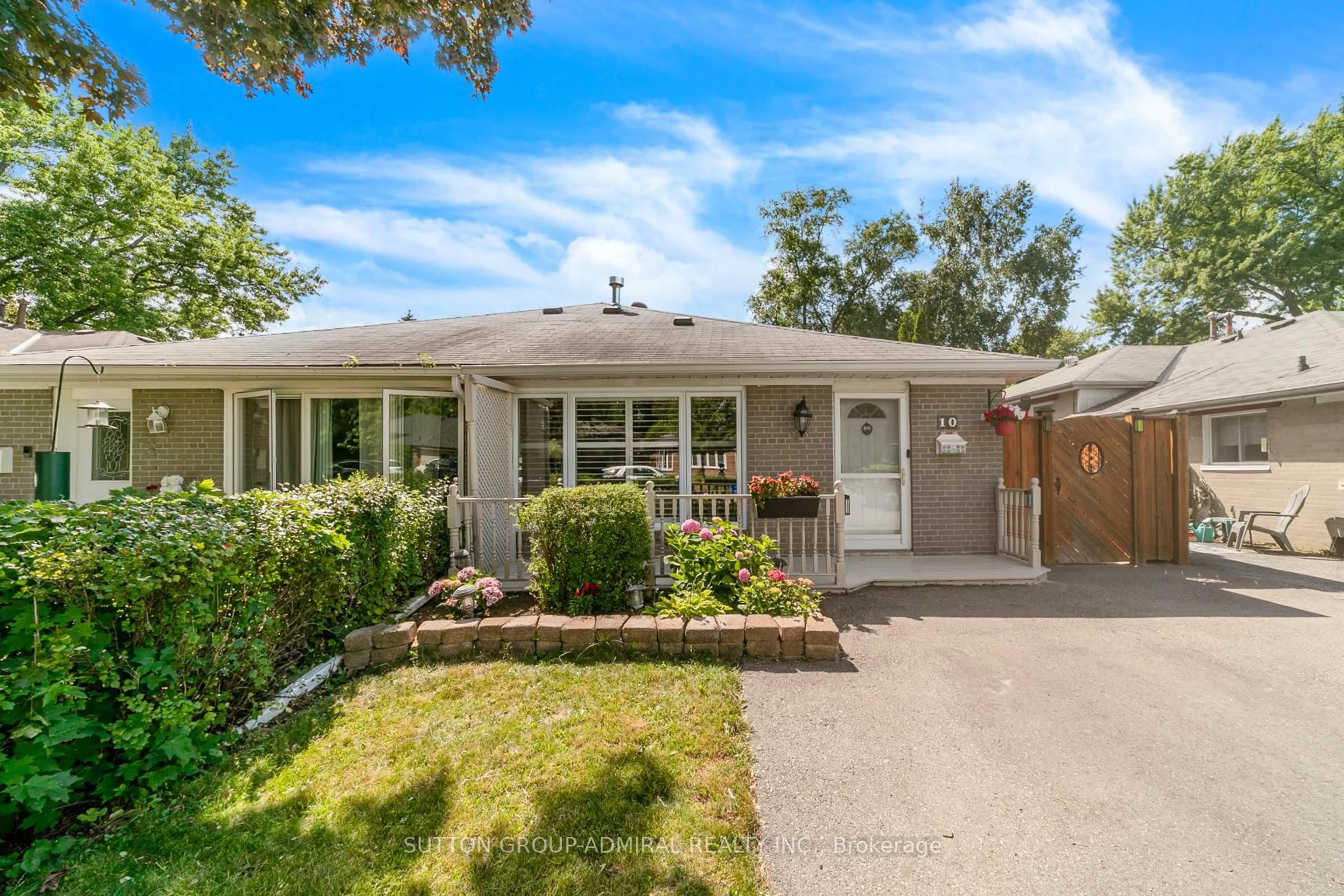 Home with vinyl exterior material, street for 10 Kitimat Cres, Aurora Ontario L4G 3C3