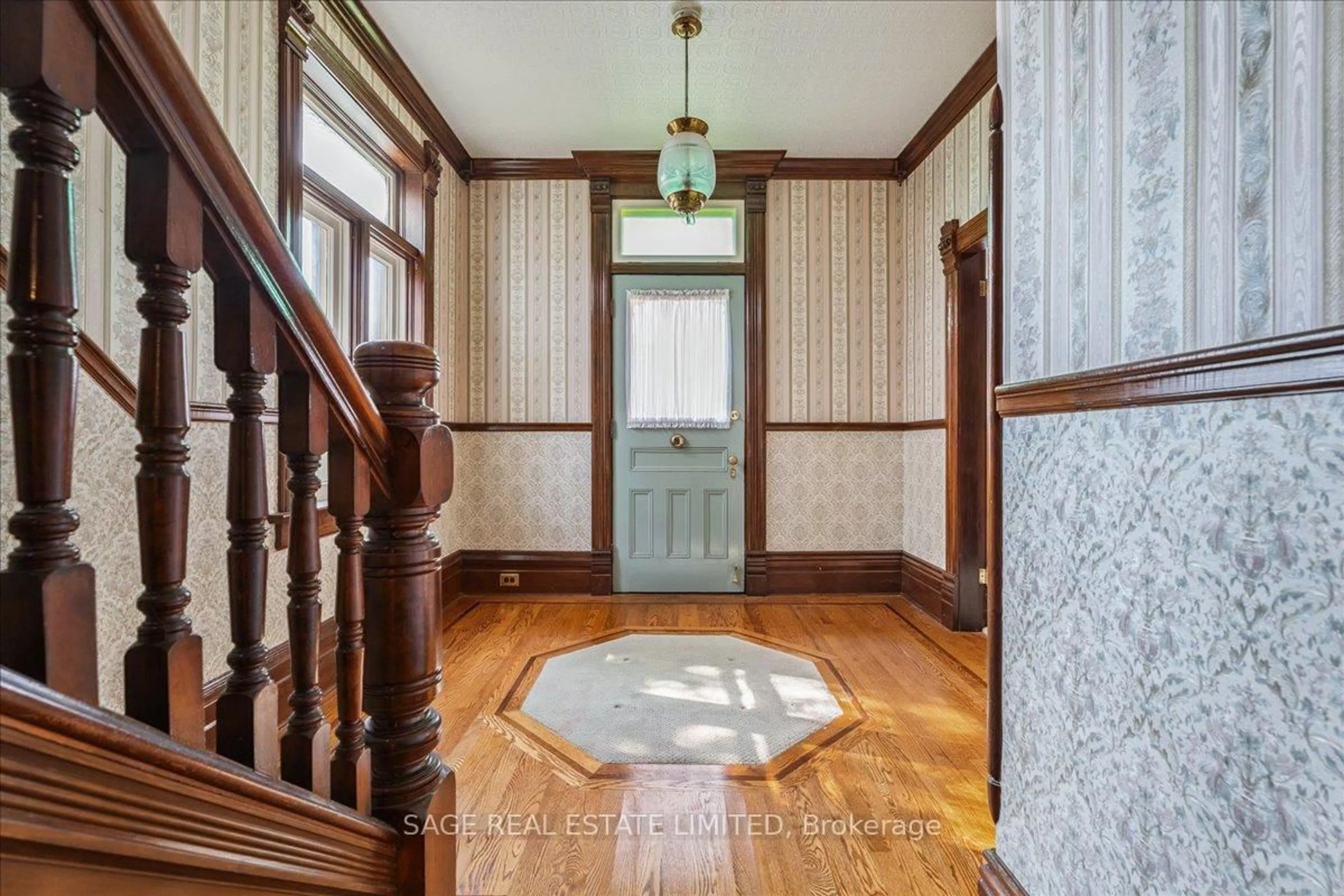 Indoor foyer for 28 Queen St, Innisfil Ontario L0L 1L0
