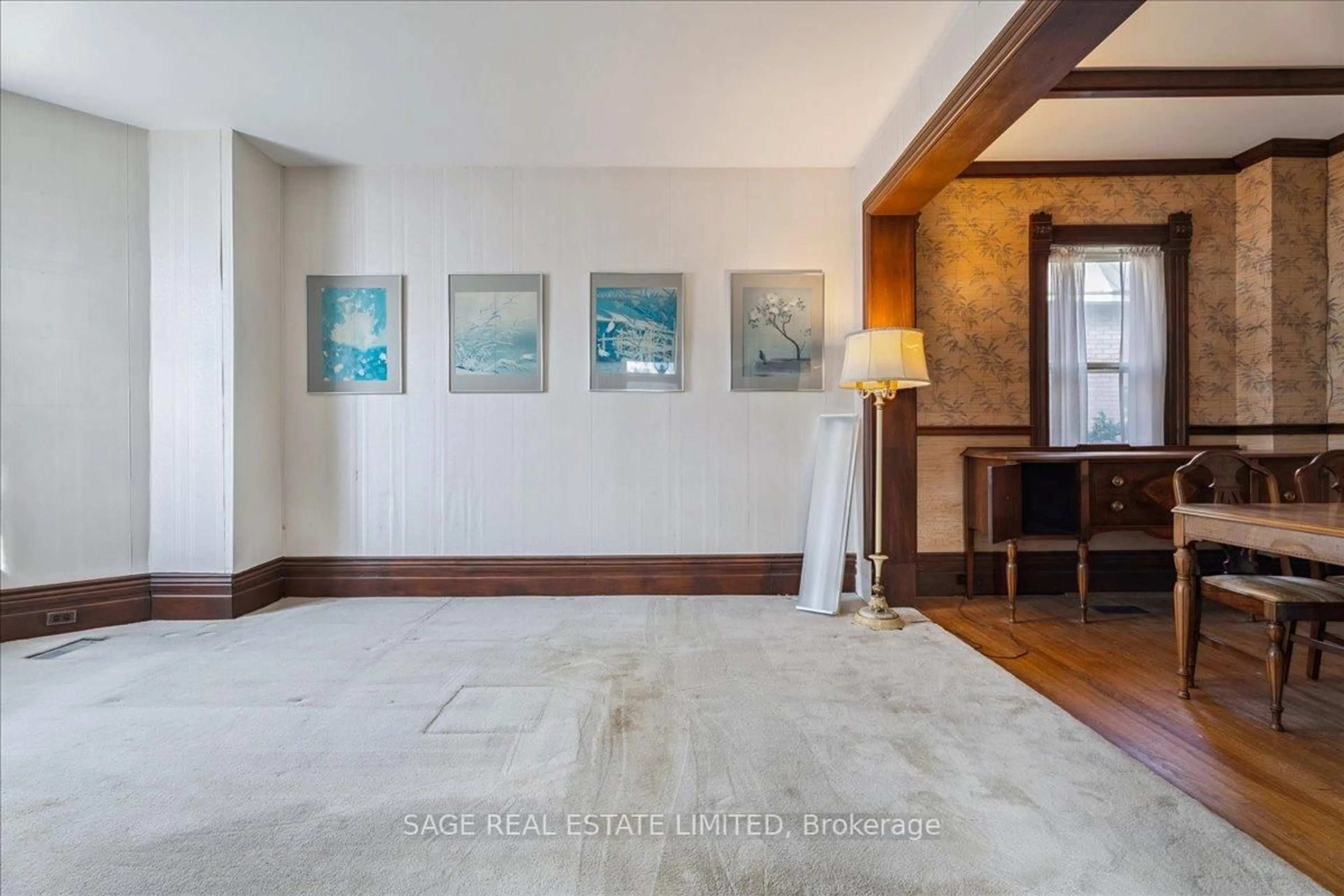 Indoor foyer for 28 Queen St, Innisfil Ontario L0L 1L0