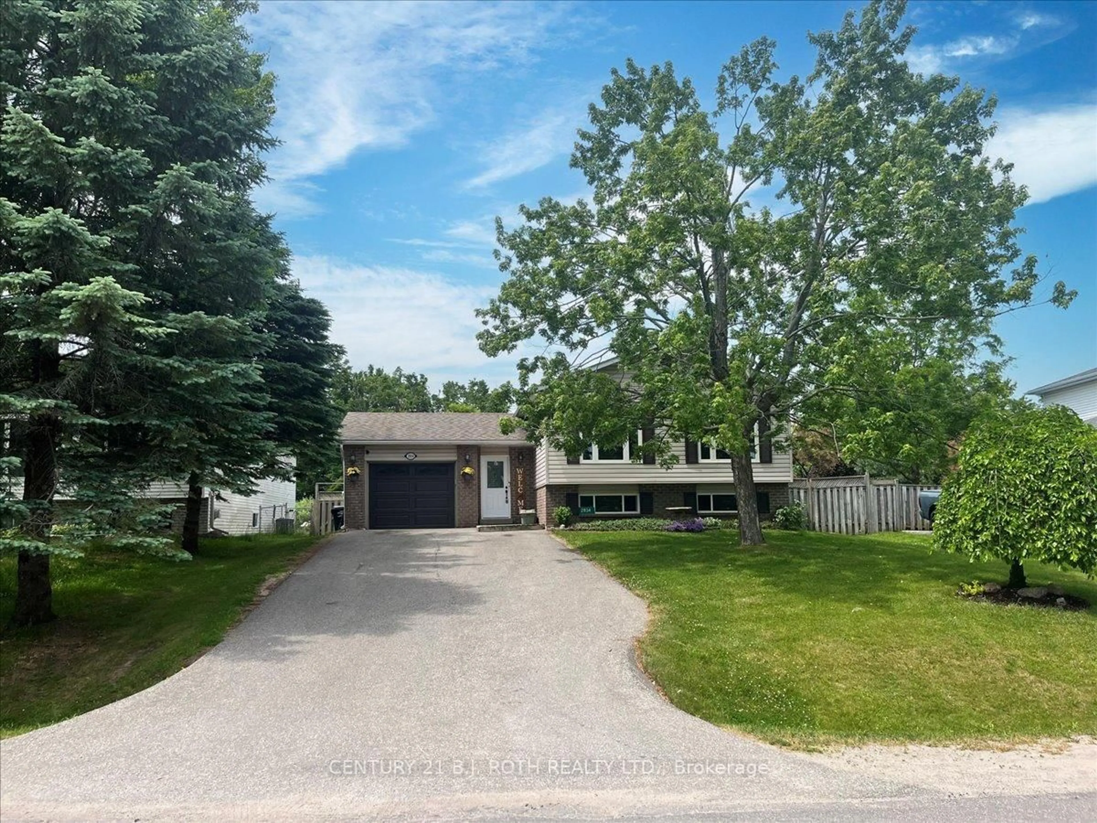A pic from outside/outdoor area/front of a property/back of a property/a pic from drone, street for 2834 Dempster Ave, Innisfil Ontario L9S 1C2