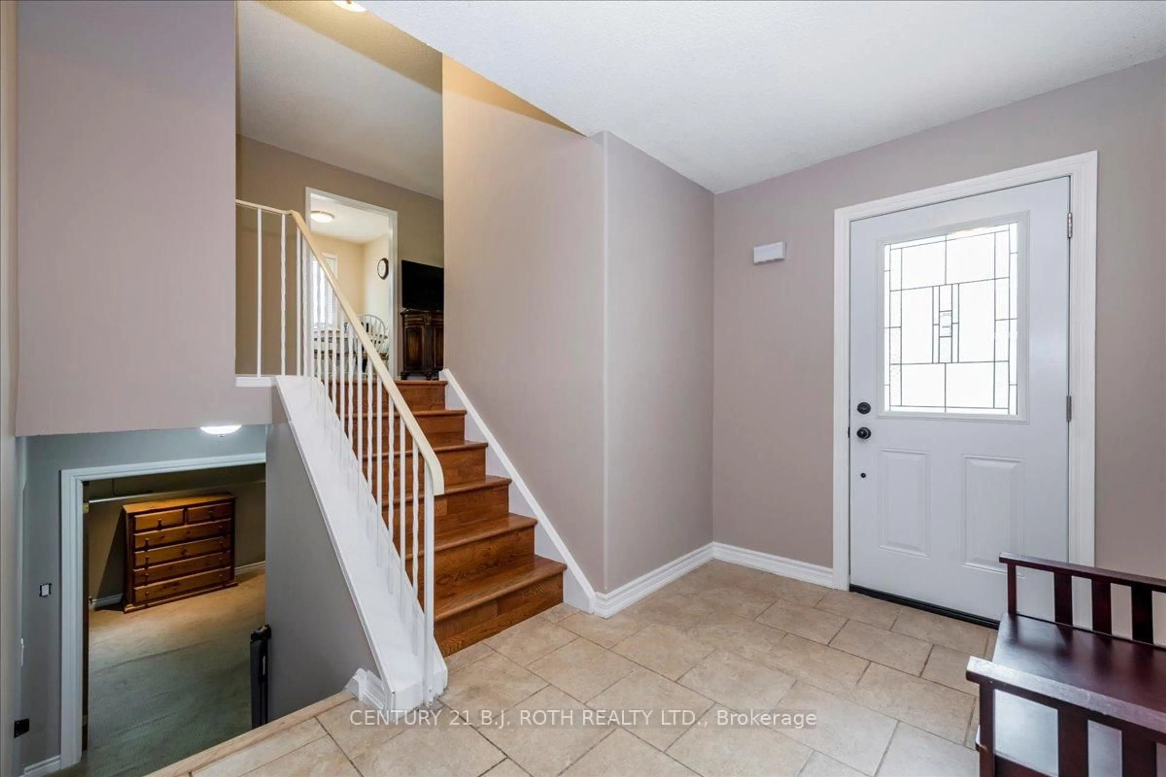 Indoor entryway for 2834 Dempster Ave, Innisfil Ontario L9S 1C2