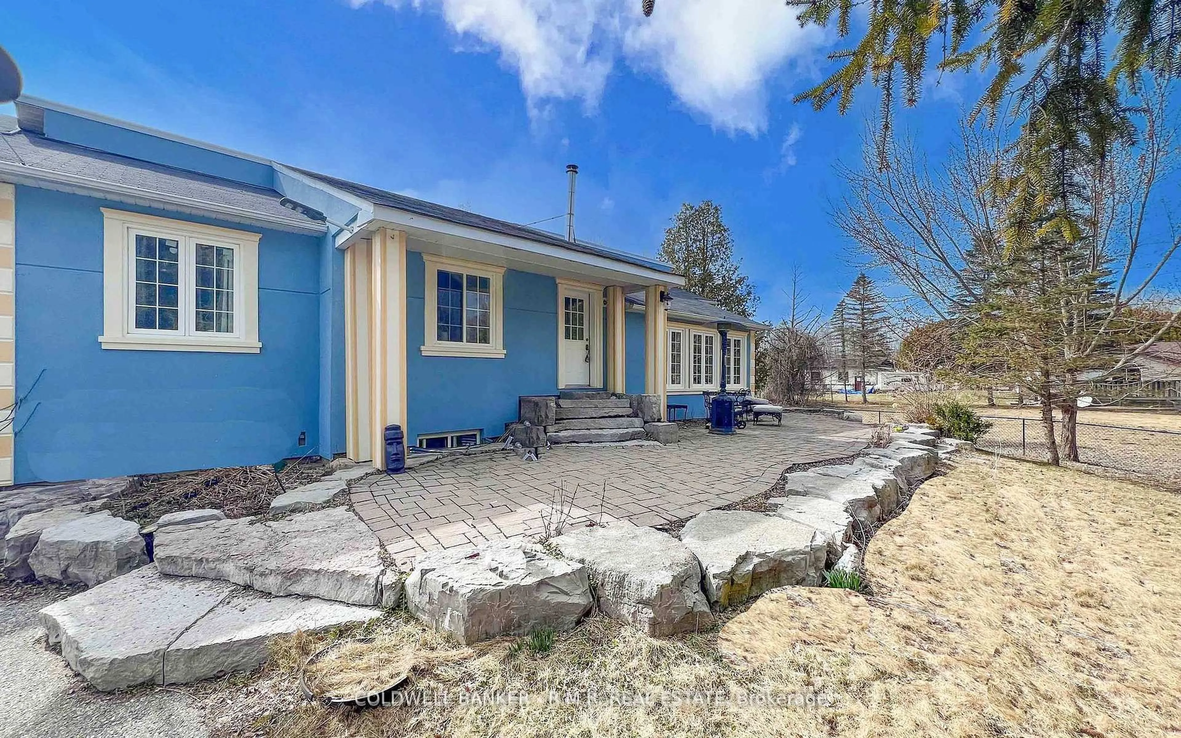 Patio, building for 44 Nicholson Dr, Uxbridge Ontario L9P 1R2