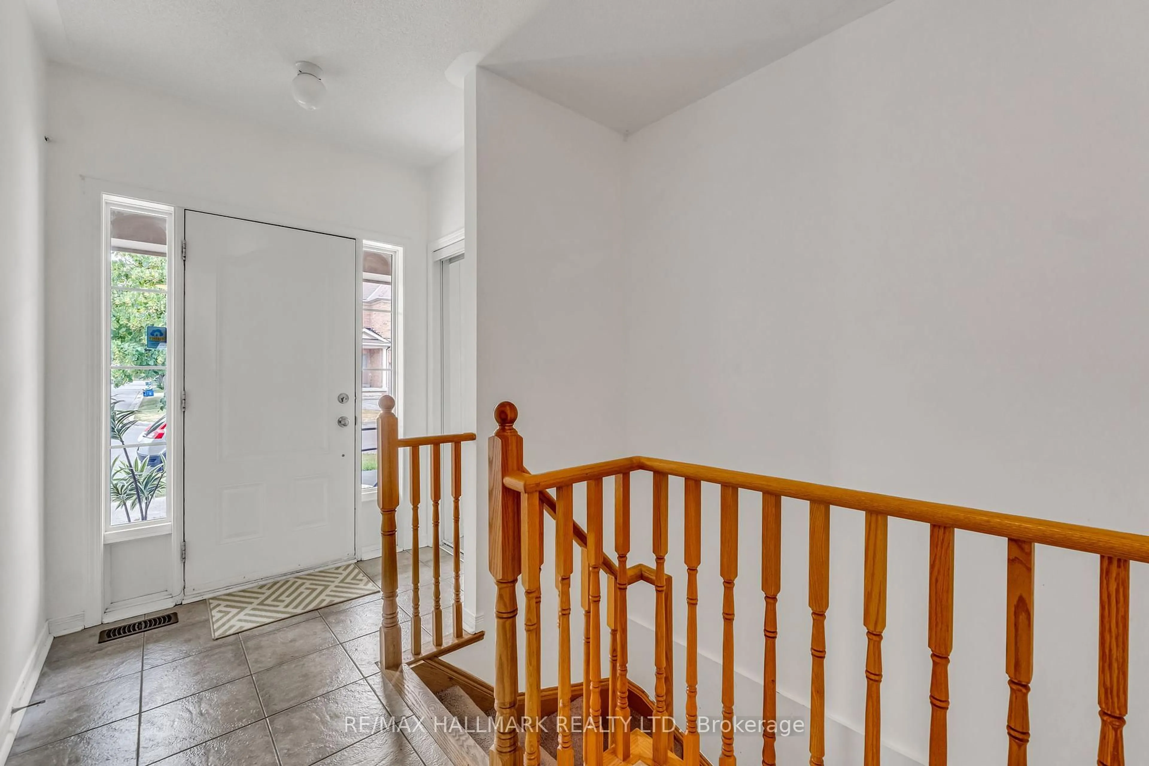 Indoor foyer for 52 Muscadel Rd, Vaughan Ontario L4H 3L9