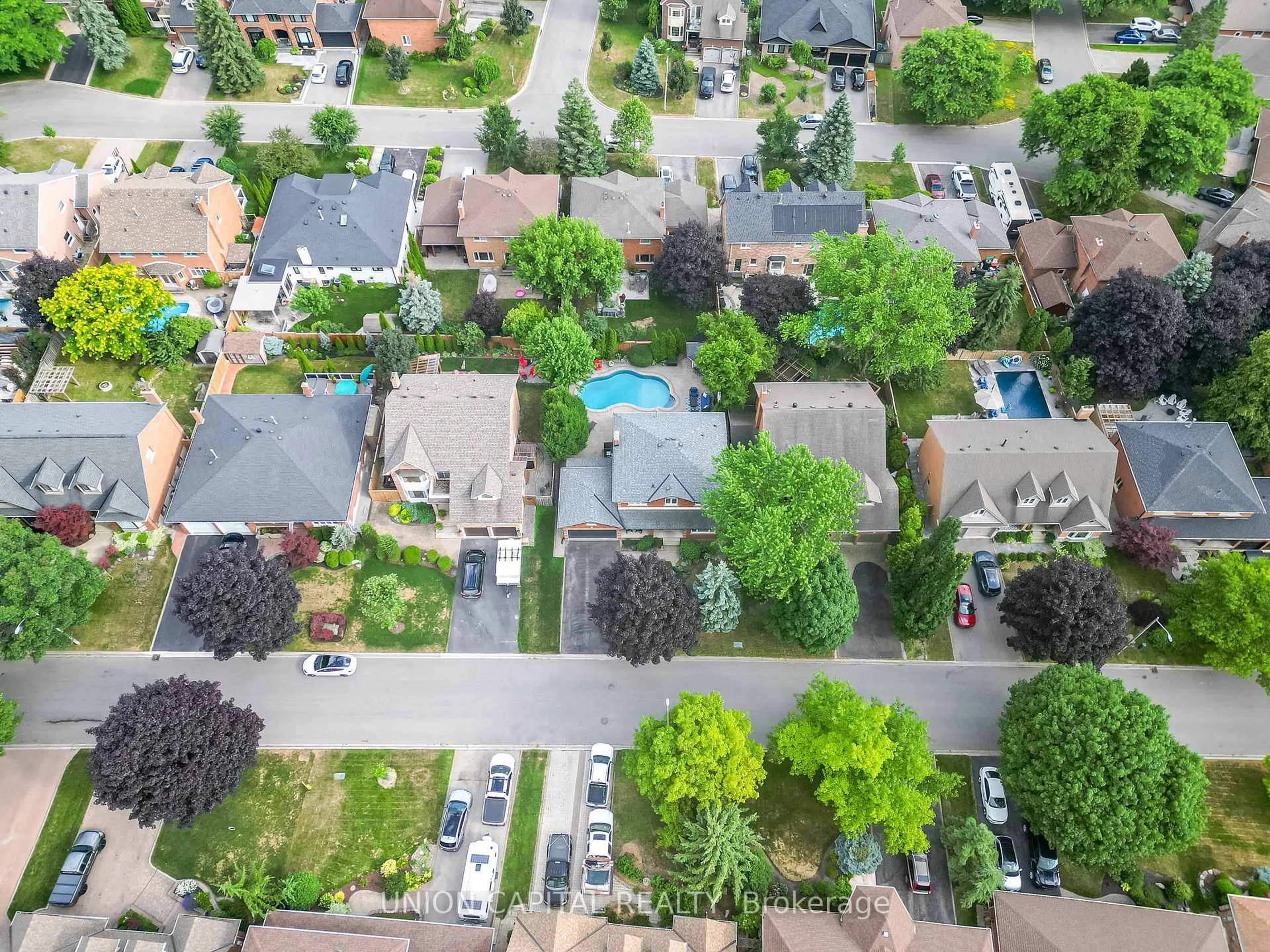 A pic from outside/outdoor area/front of a property/back of a property/a pic from drone, street for 12 Dorman Dr, Whitchurch-Stouffville Ontario L4A 6A2