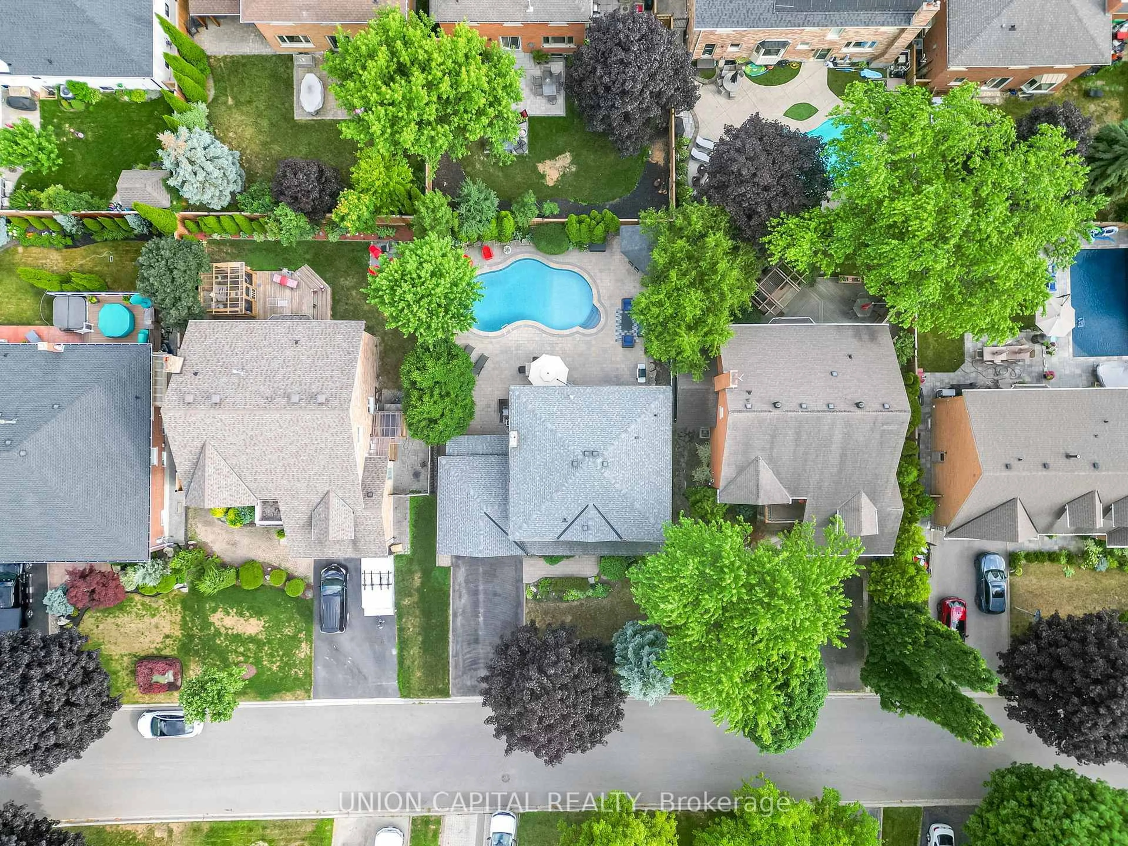 A pic from outside/outdoor area/front of a property/back of a property/a pic from drone, street for 12 Dorman Dr, Whitchurch-Stouffville Ontario L4A 6A2