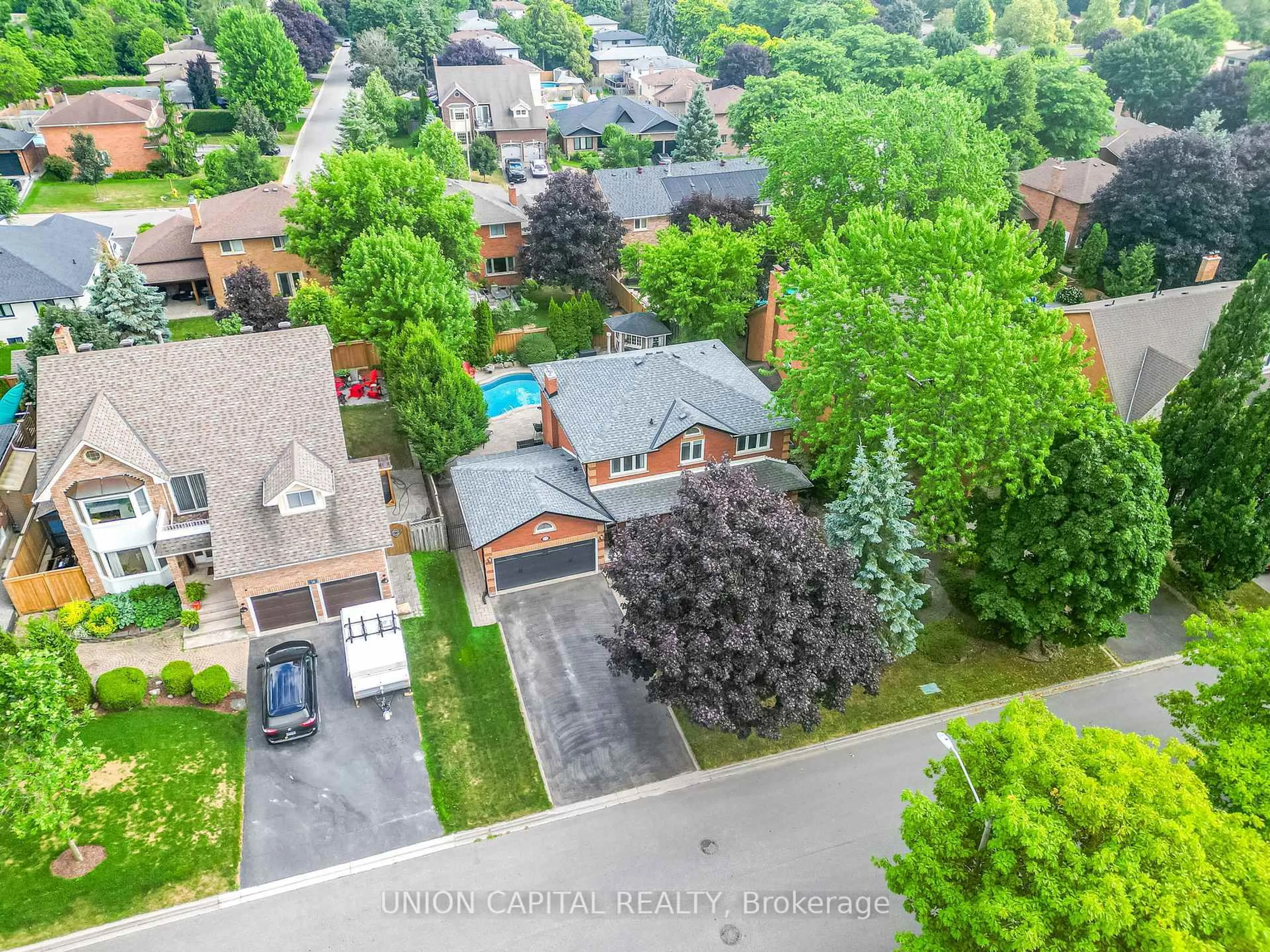 A pic from outside/outdoor area/front of a property/back of a property/a pic from drone, street for 12 Dorman Dr, Whitchurch-Stouffville Ontario L4A 6A2