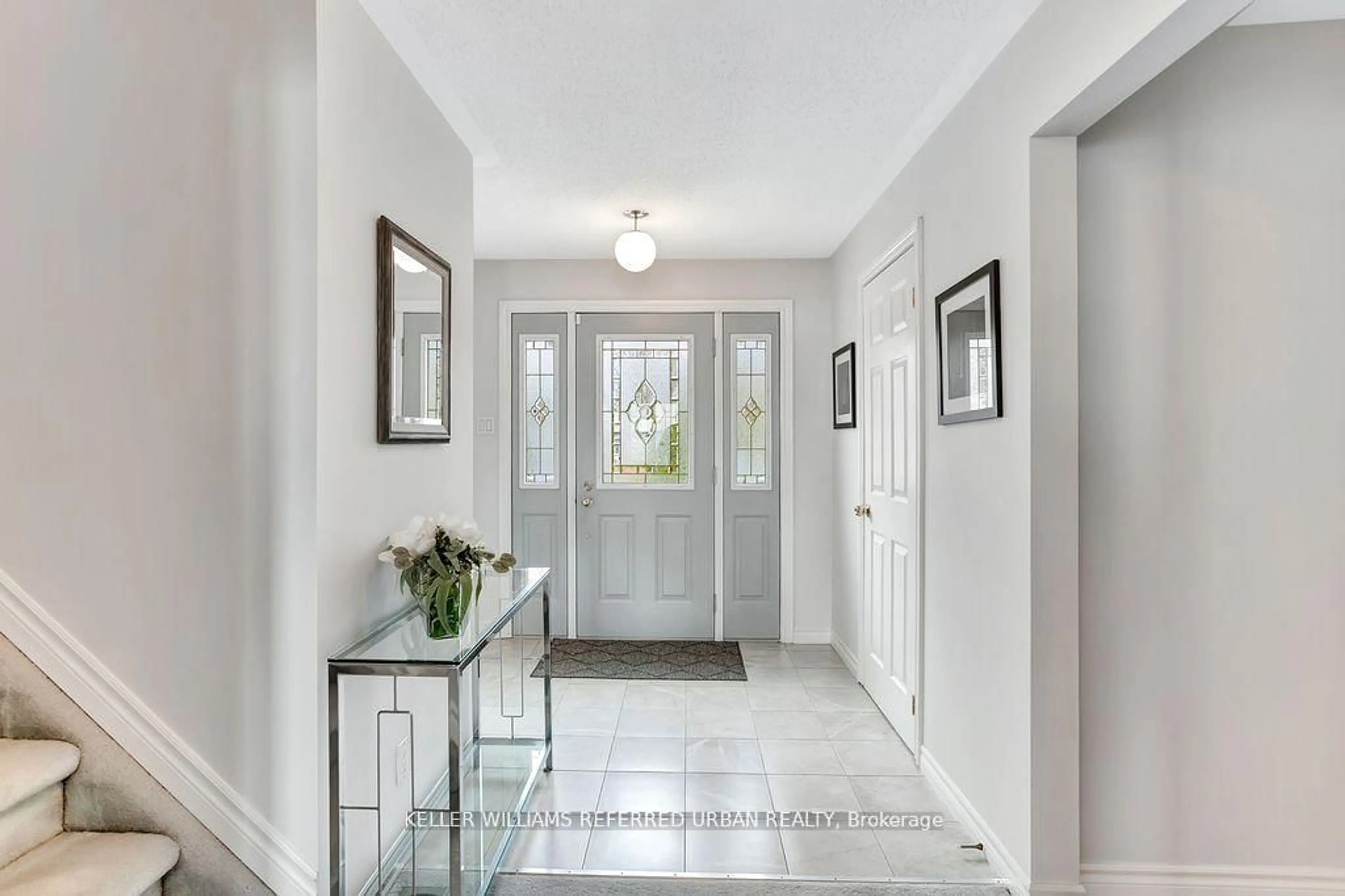 Indoor entryway for 259 Pleasant Blvd, Georgina Ontario L4P 2S7