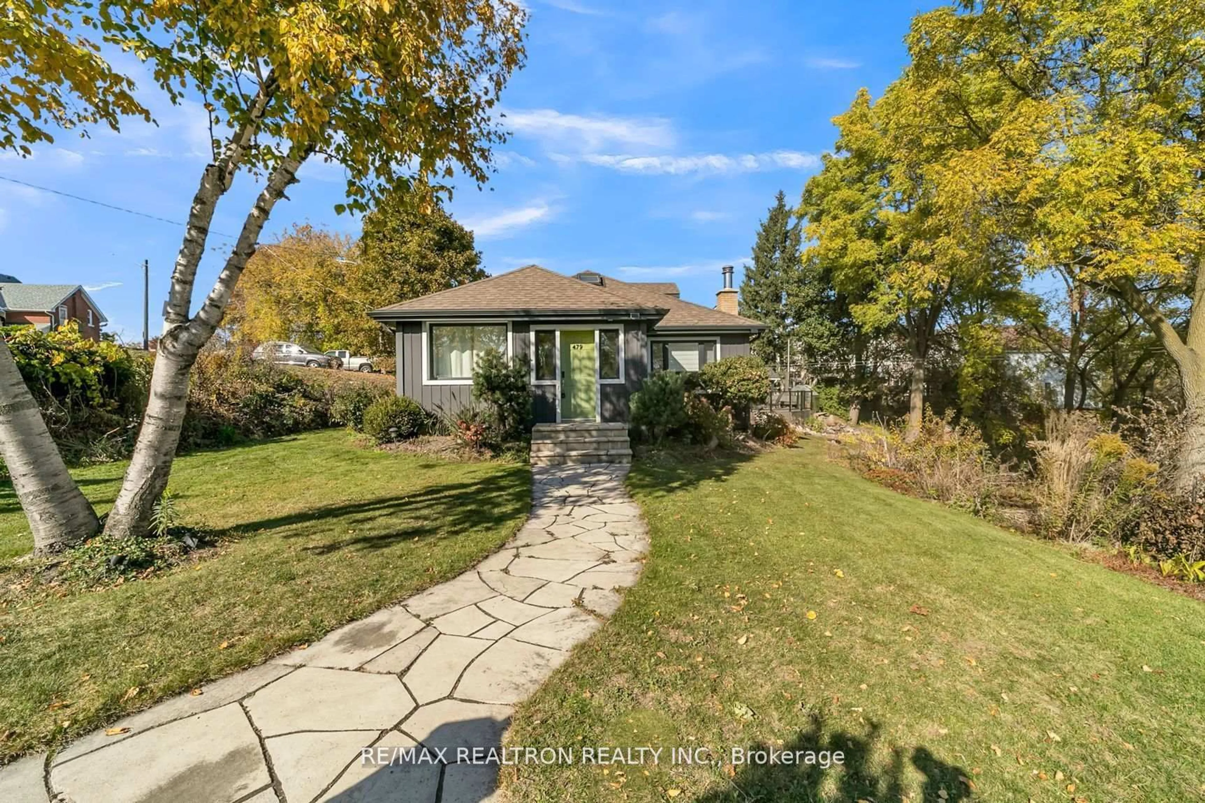 A pic from outside/outdoor area/front of a property/back of a property/a pic from drone, street for 479 Millard Ave, Newmarket Ontario L3Y 2A6