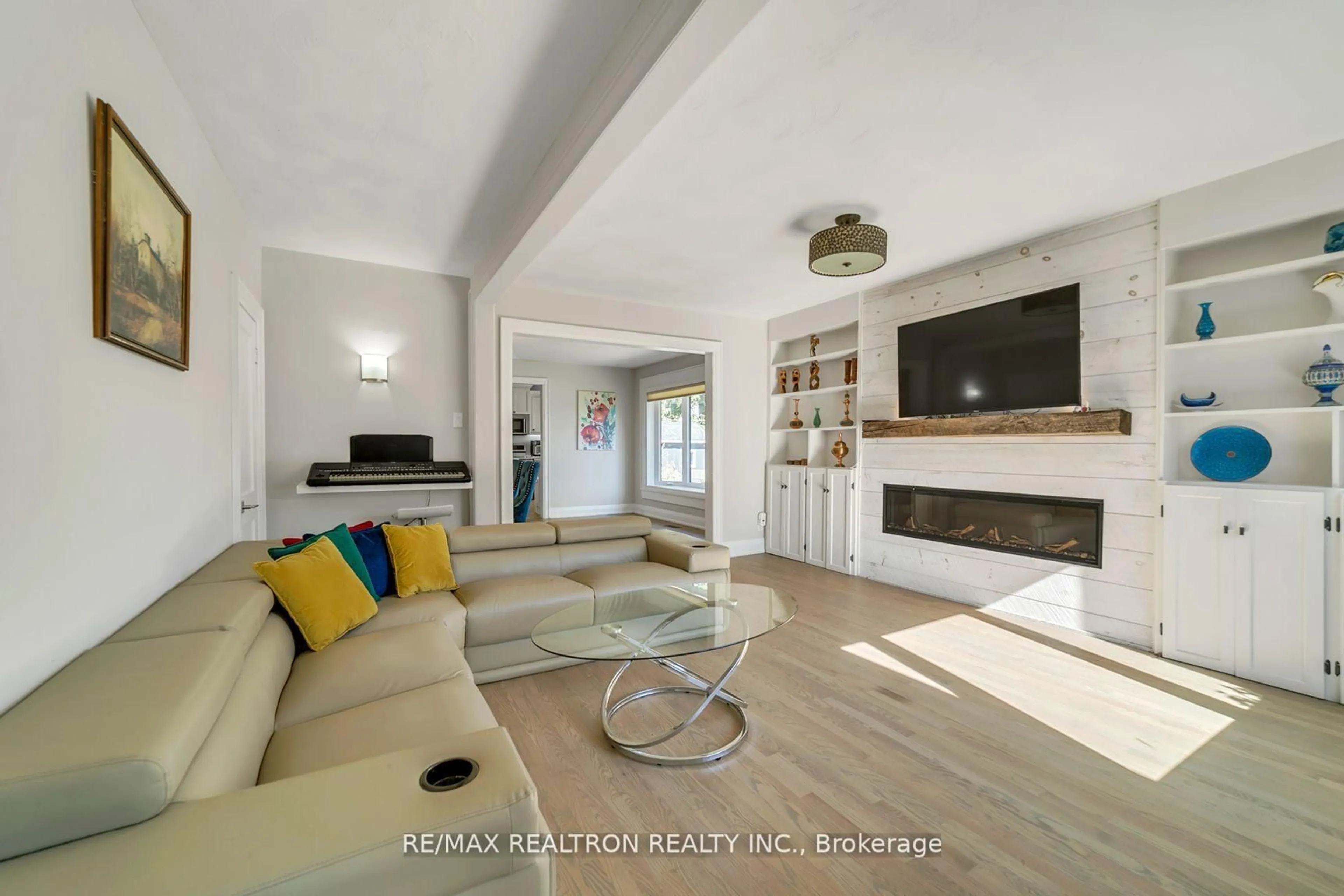 Living room with furniture, unknown for 479 Millard Ave, Newmarket Ontario L3Y 2A6