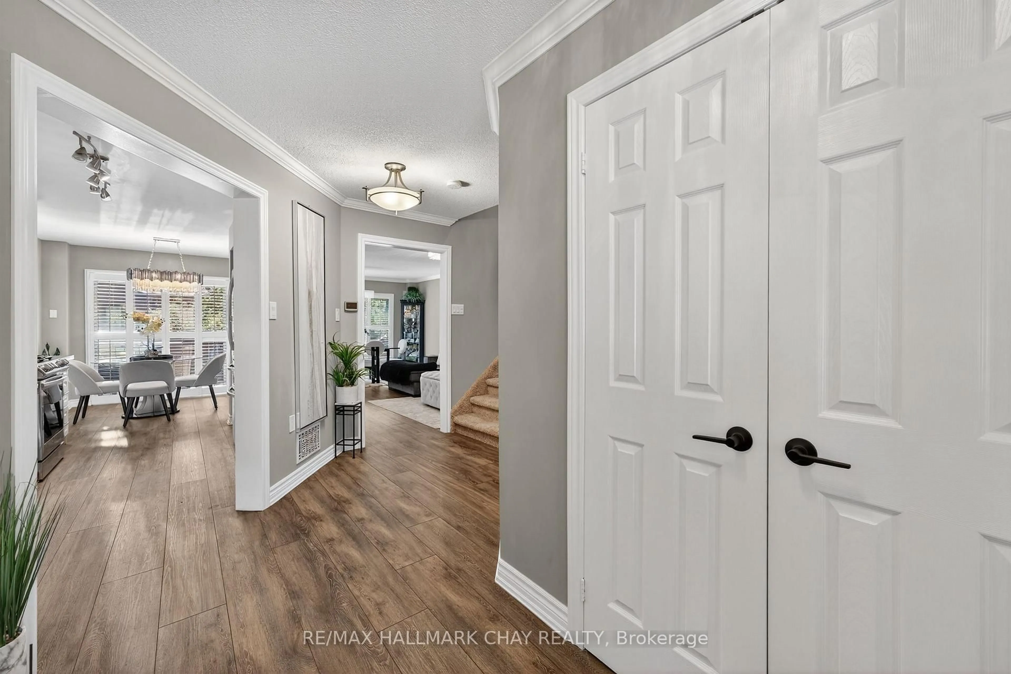 Indoor entryway for 135 Green Briar Rd, New Tecumseth Ontario L9R 1X9