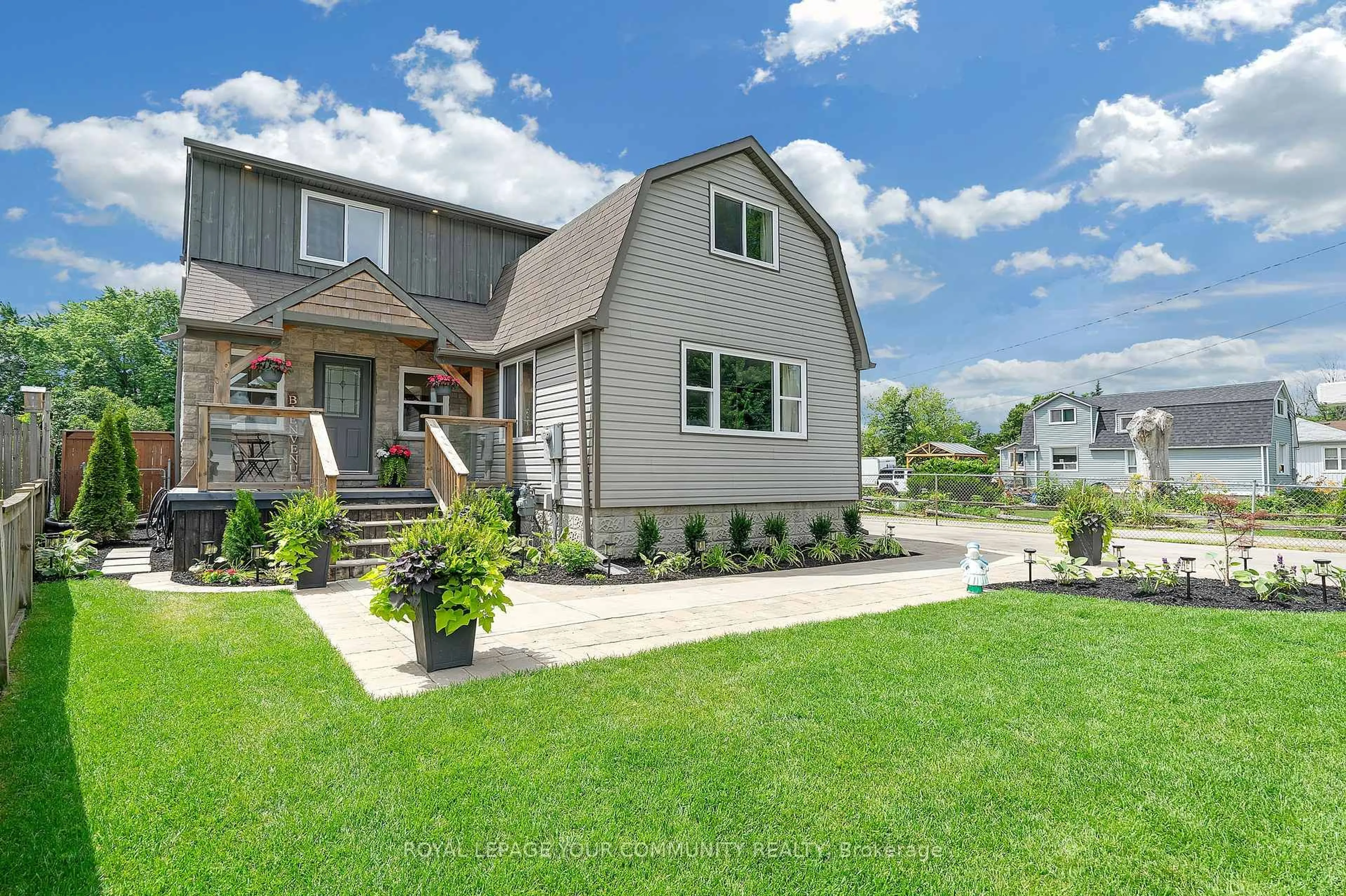 Home with vinyl exterior material, street for 19036 Dufferin St, King Ontario L3Y 4V9