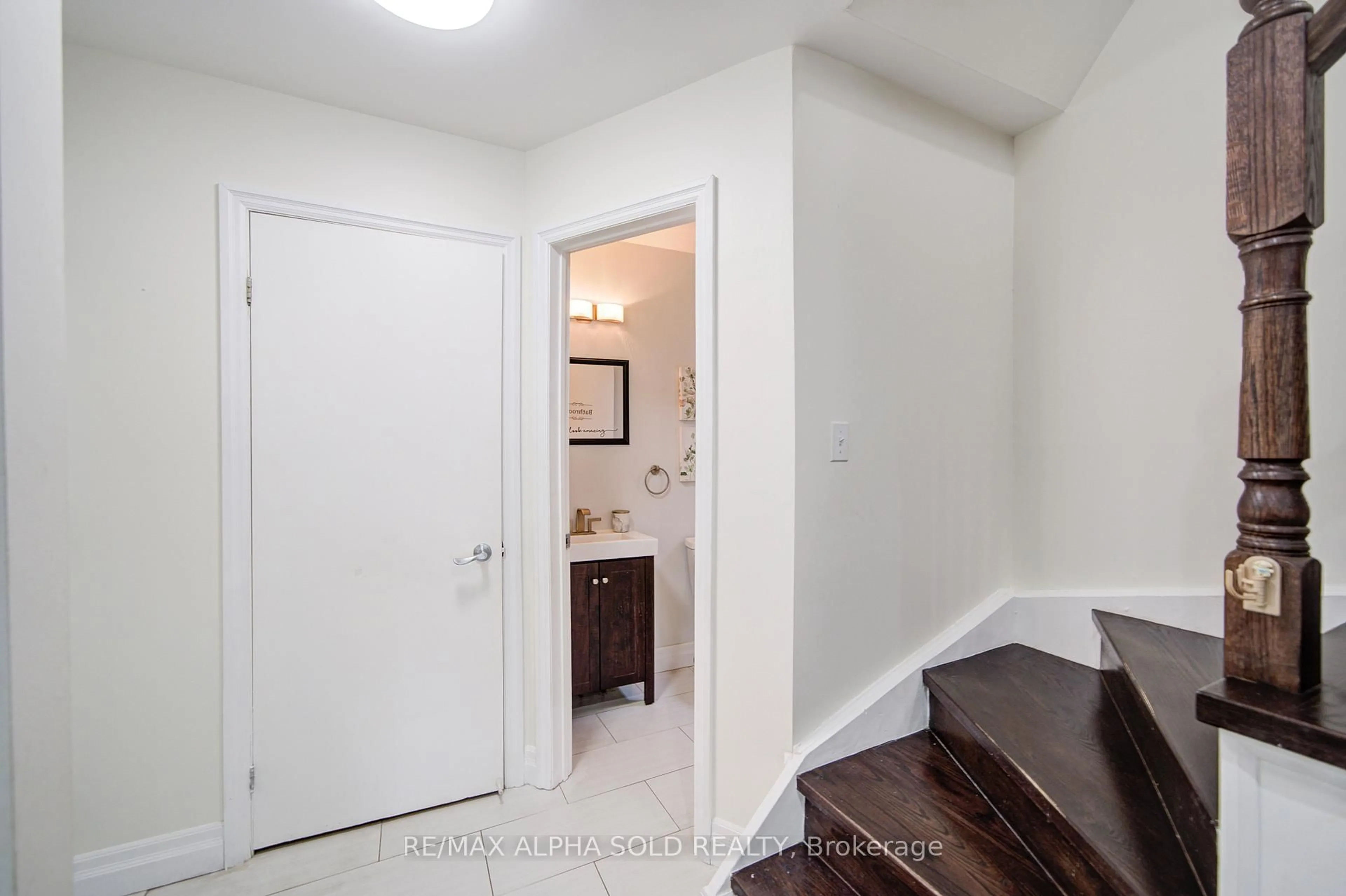Indoor entryway for 14 Miley Dr, Markham Ontario L3R 4V3