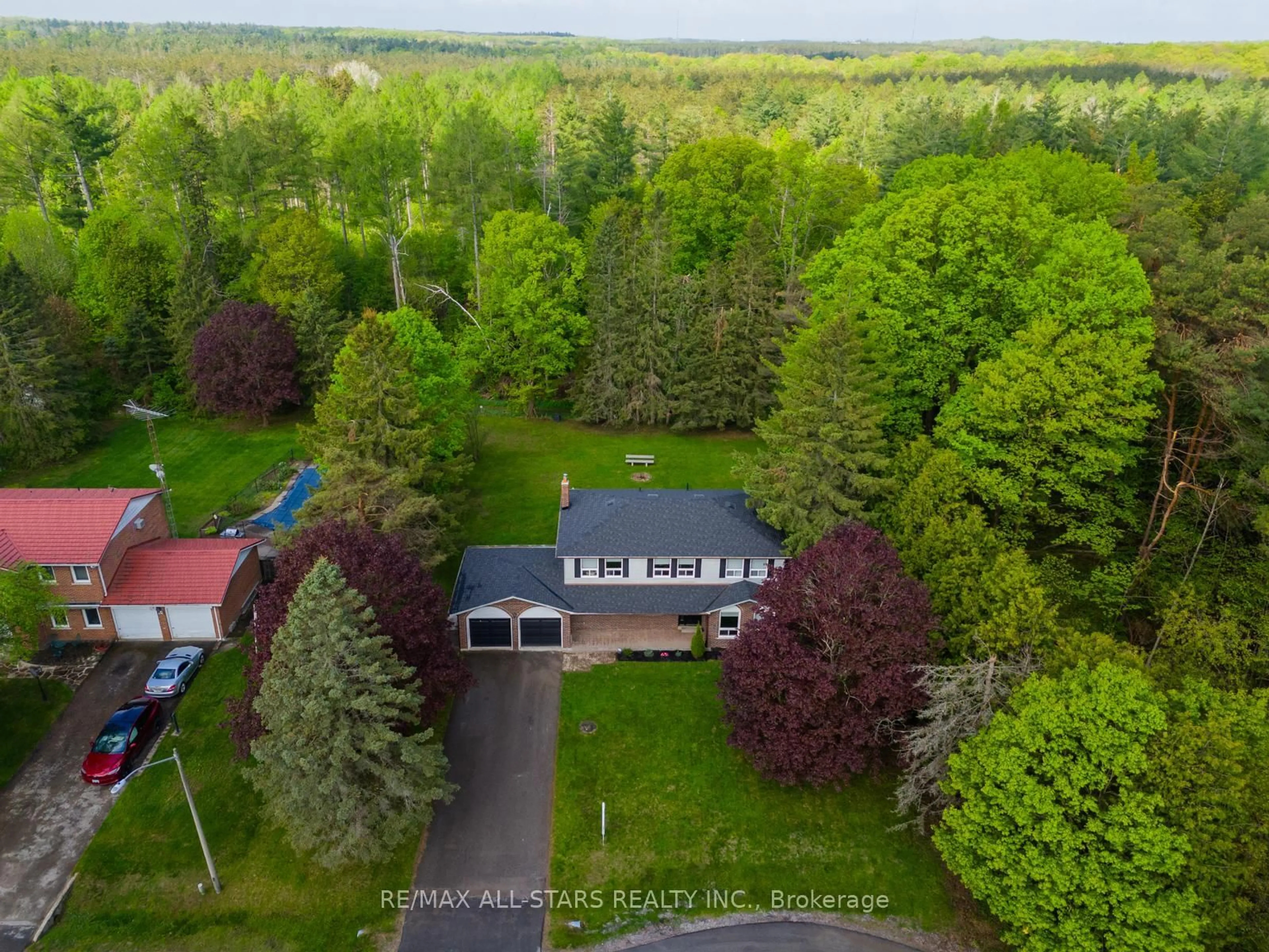A pic from outside/outdoor area/front of a property/back of a property/a pic from drone, forest/trees view for 46 Iroquois Dr, Whitchurch-Stouffville Ontario L4A 7X4