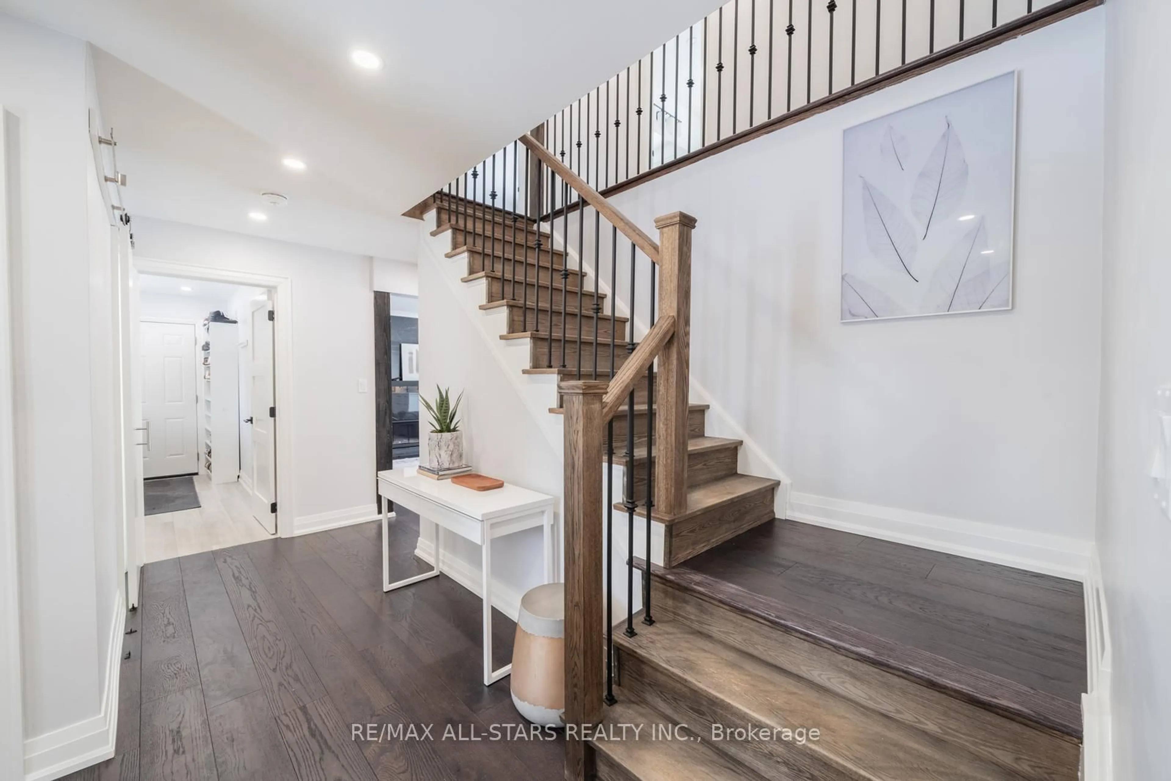 Indoor entryway for 46 Iroquois Dr, Whitchurch-Stouffville Ontario L4A 7X4