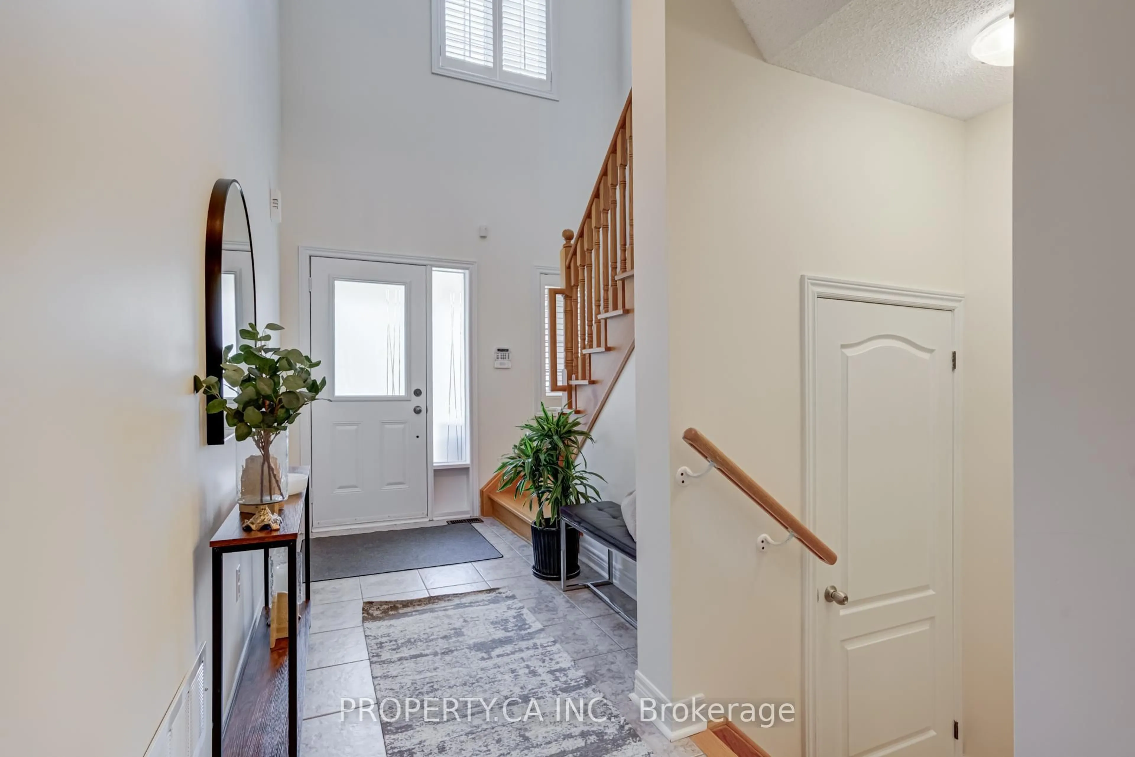 Indoor entryway for 35 Canyon Gate Cres, Vaughan Ontario L6A 0B4
