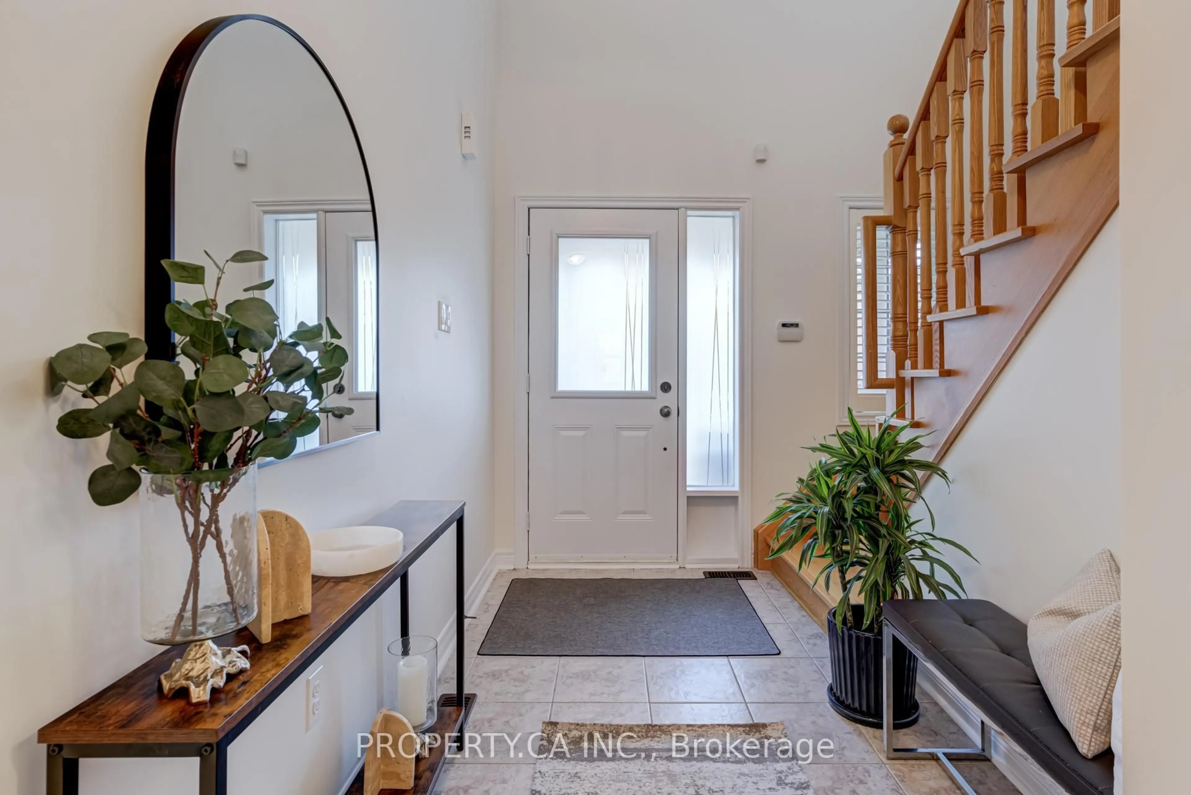 Indoor entryway for 35 Canyon Gate Cres, Vaughan Ontario L6A 0B4