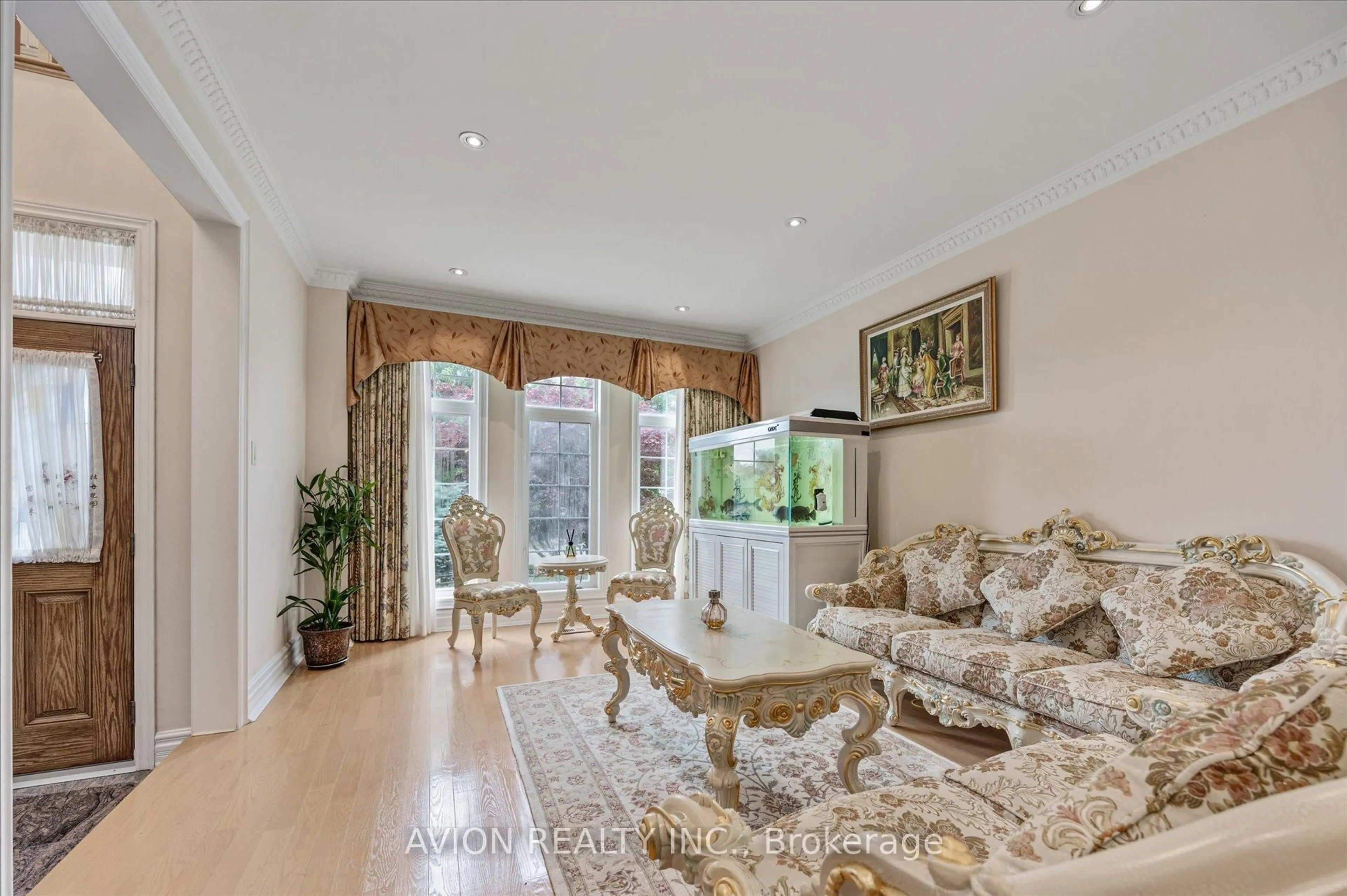 Living room with furniture, unknown for 55 Frybrook Cres, Richmond Hill Ontario L5B 4B9