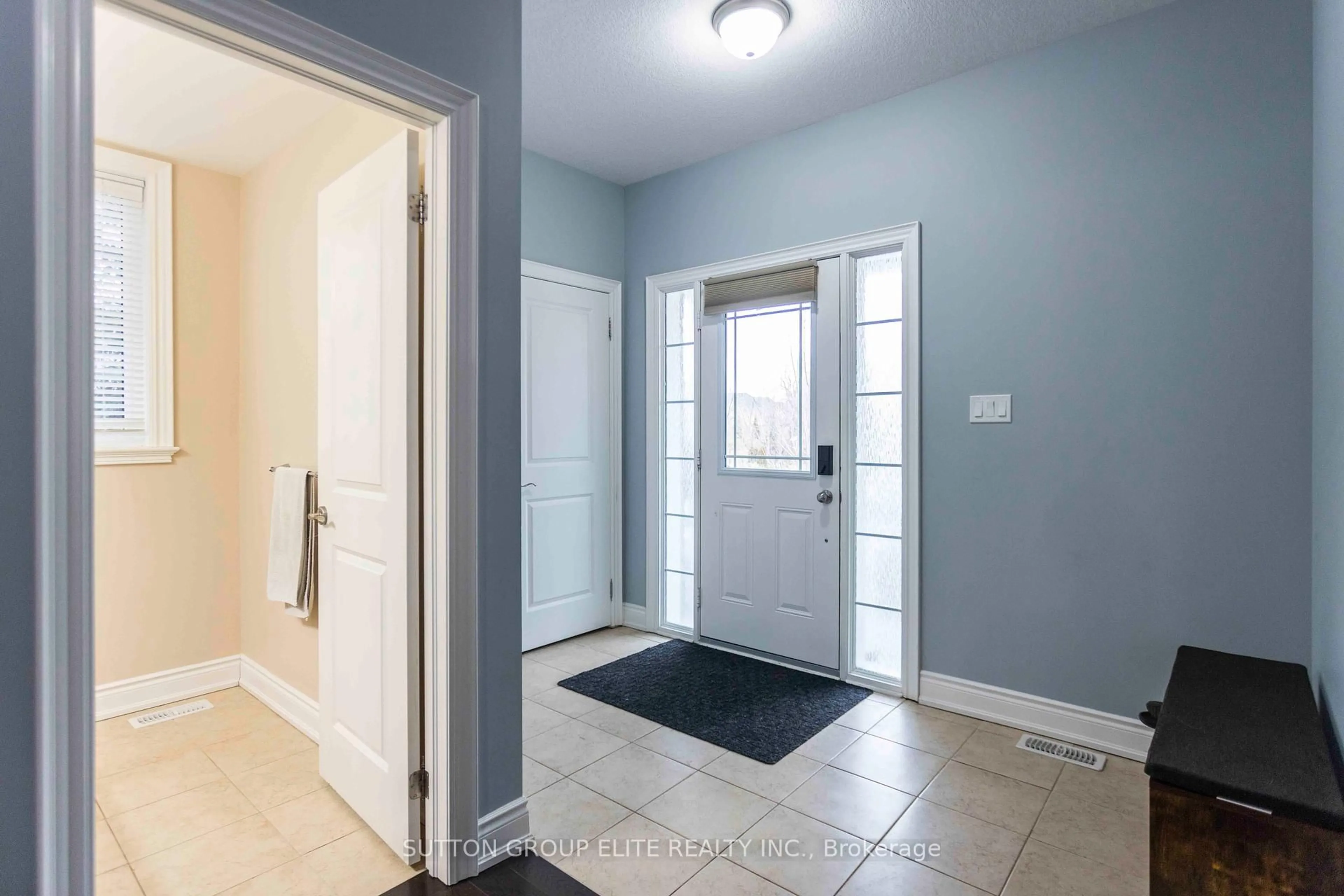 Indoor entryway for 38 Richmond Park Dr, Georgina Ontario L4P 0A7