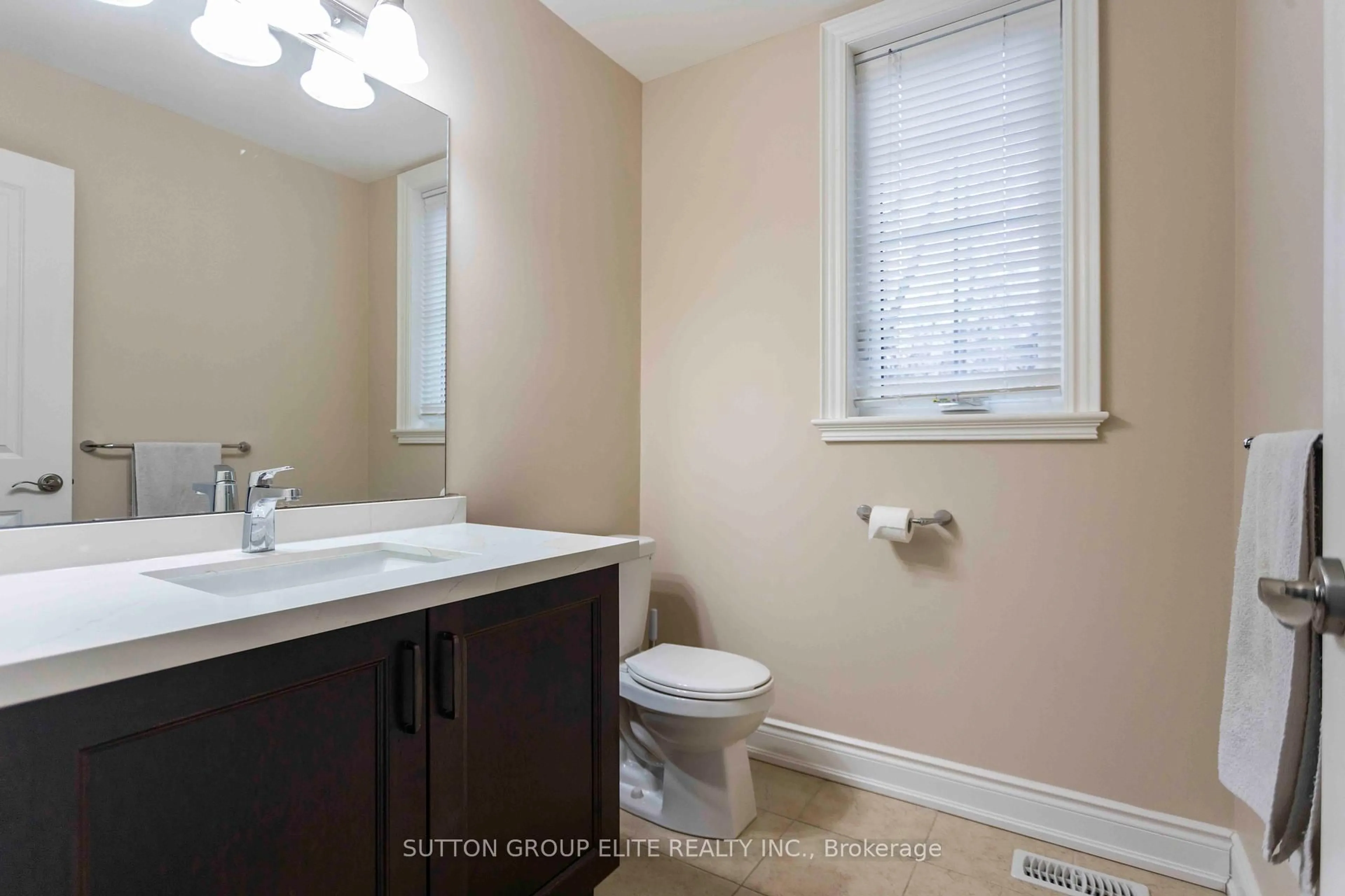 Standard bathroom, unknown for 38 Richmond Park Dr, Georgina Ontario L4P 0A7