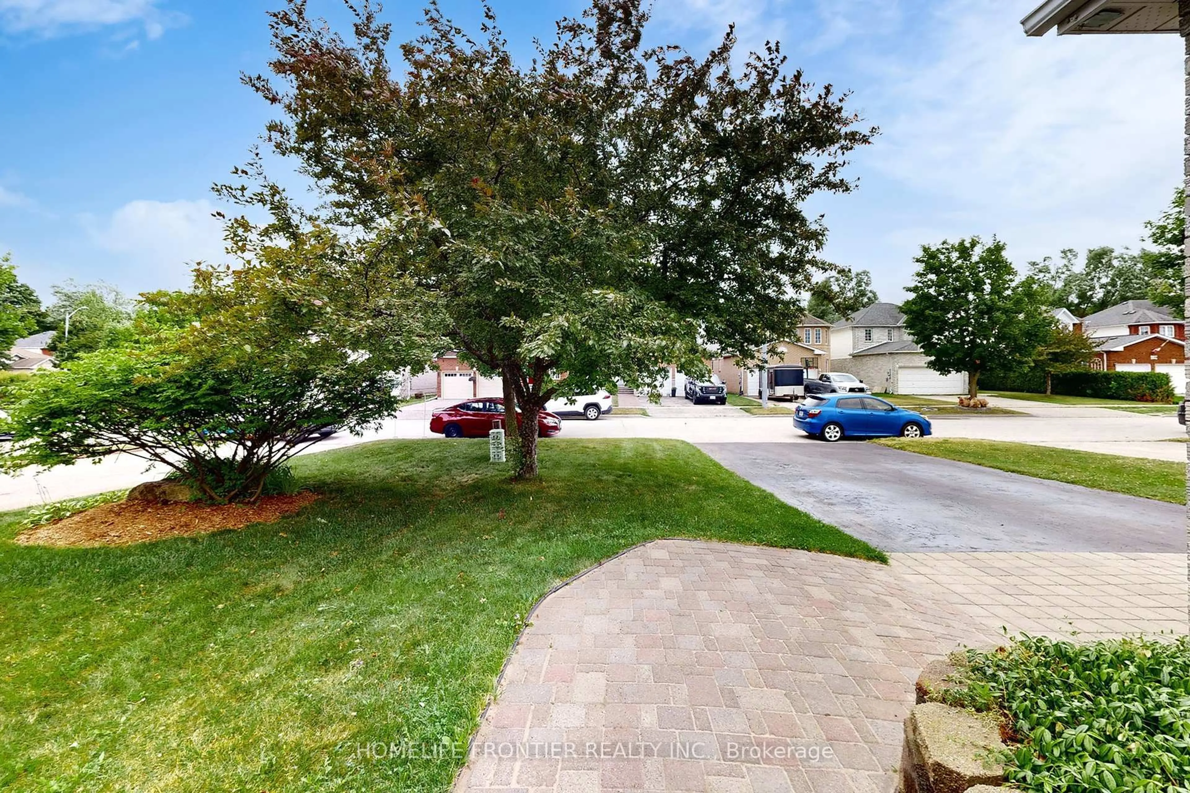 A pic from outside/outdoor area/front of a property/back of a property/a pic from drone, street for 1090 Kensington St, Innisfil Ontario L9S 1V1