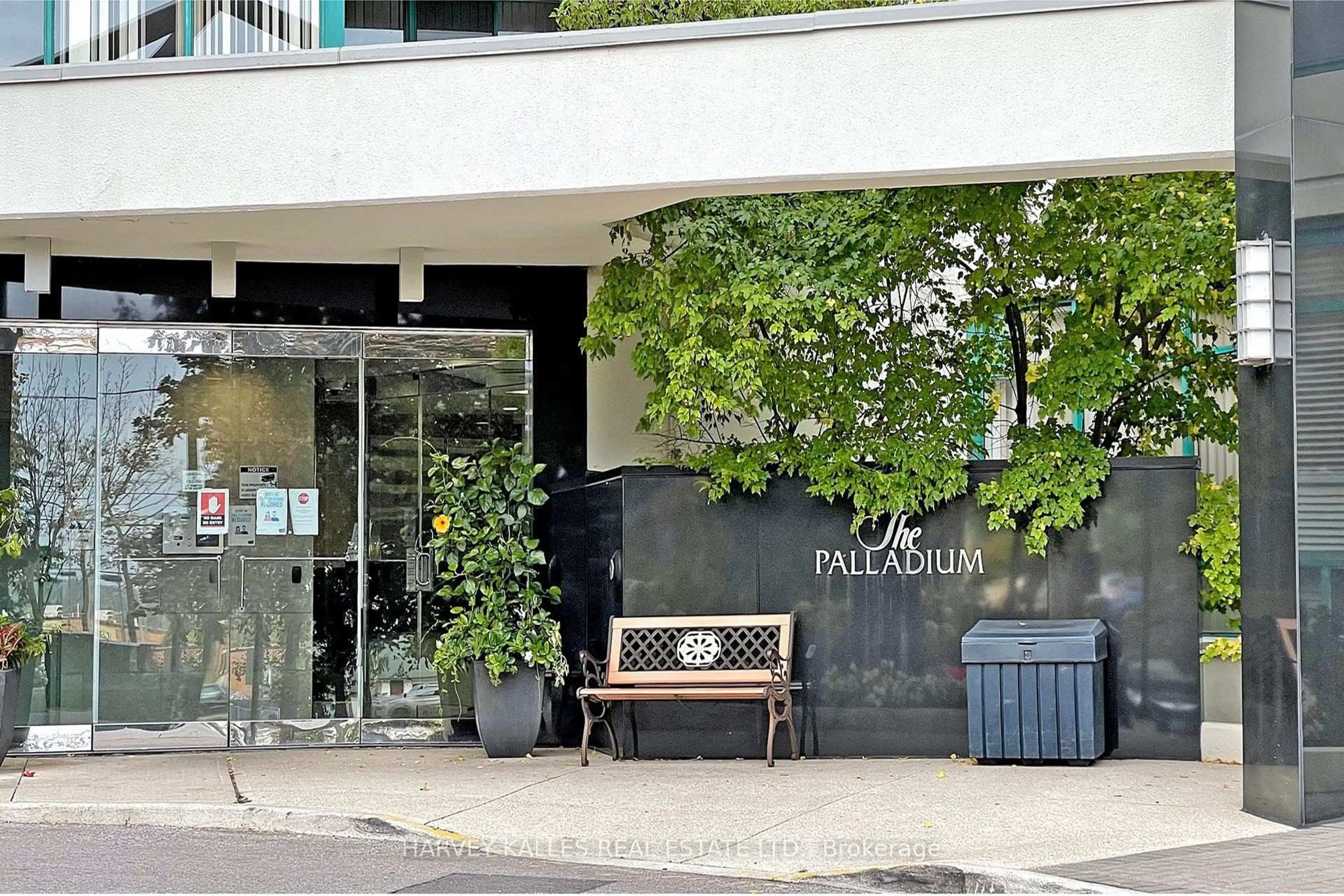 Patio, building for 7250 Yonge St #804, Vaughan Ontario L4J 7X1