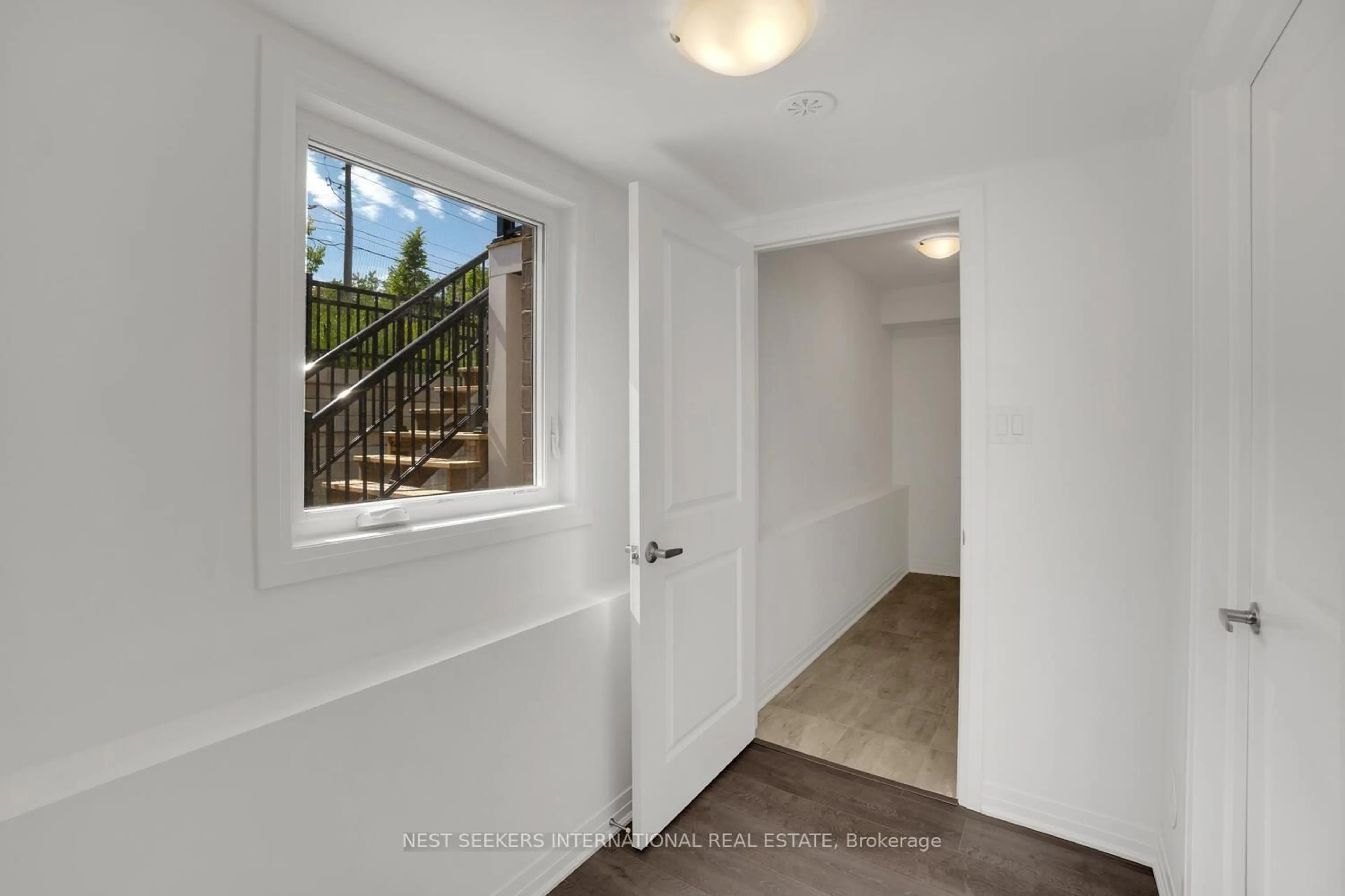 Indoor entryway for 60 Totten Tr, New Tecumseth Ontario L0G 1W0
