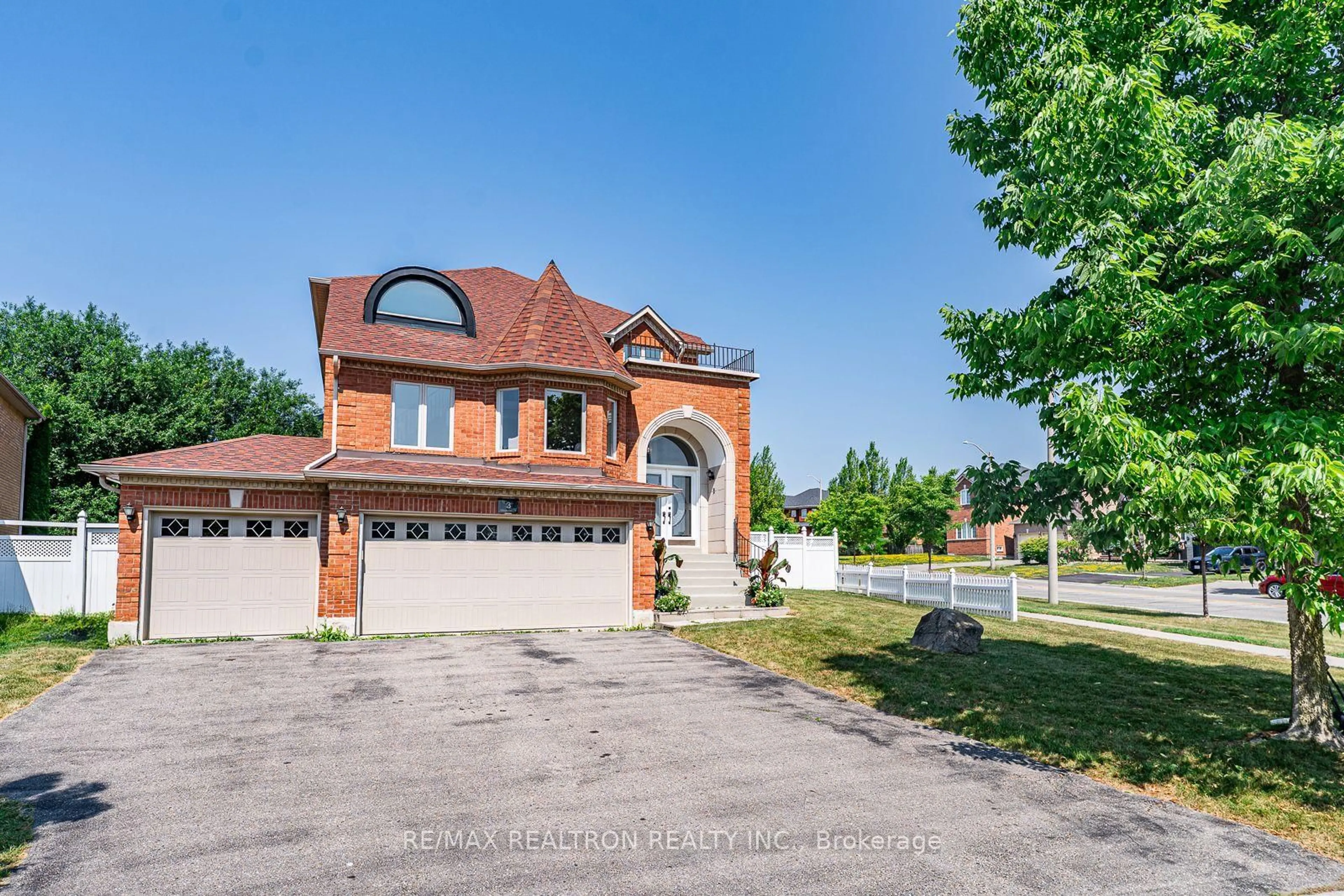 Home with brick exterior material, street for 3 Whalen Crt Crct, Richmond Hill Ontario L4C 9T5