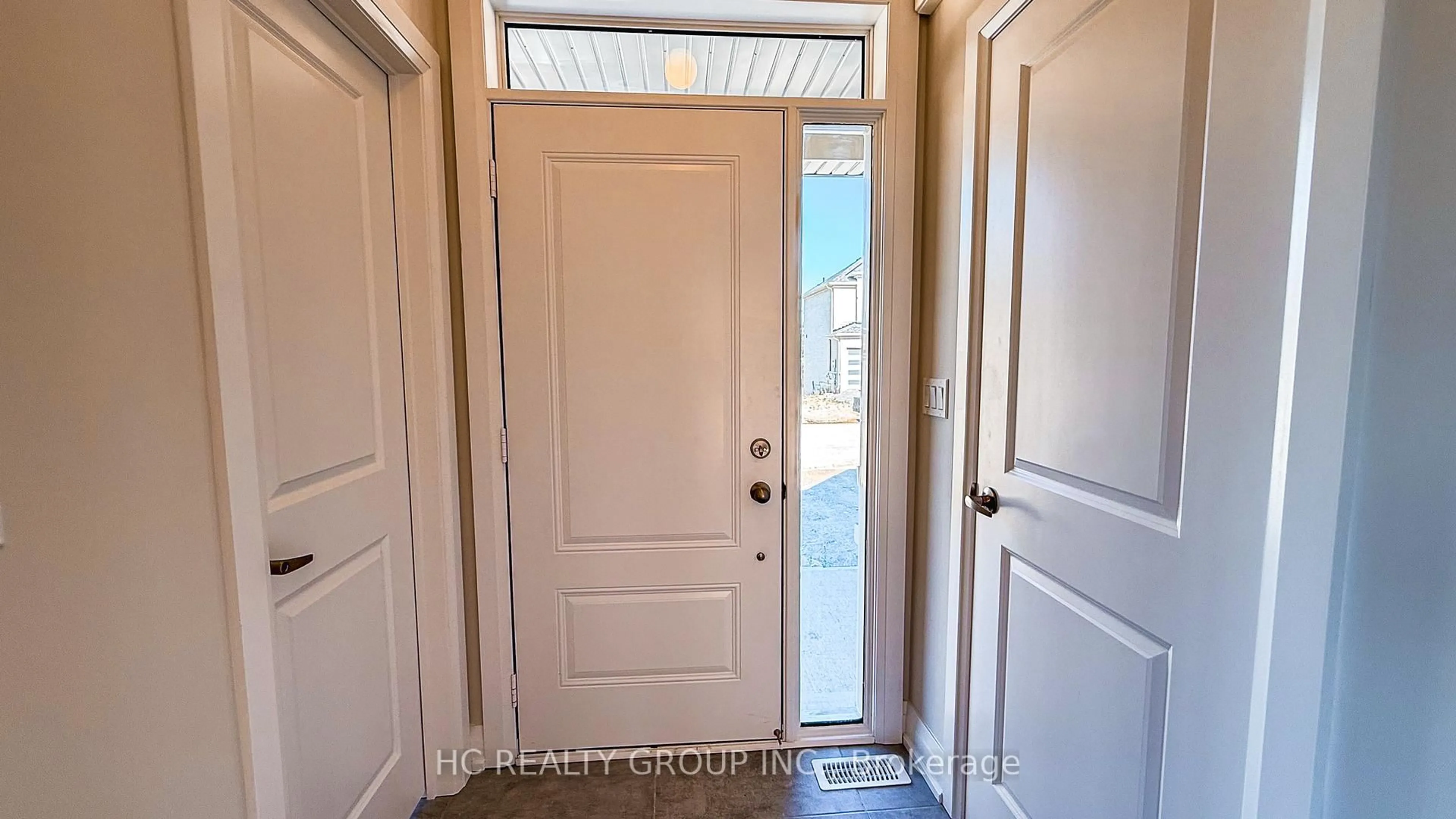 Indoor entryway for 2 Rail Trail Crt, Georgina Ontario L0E 1R0