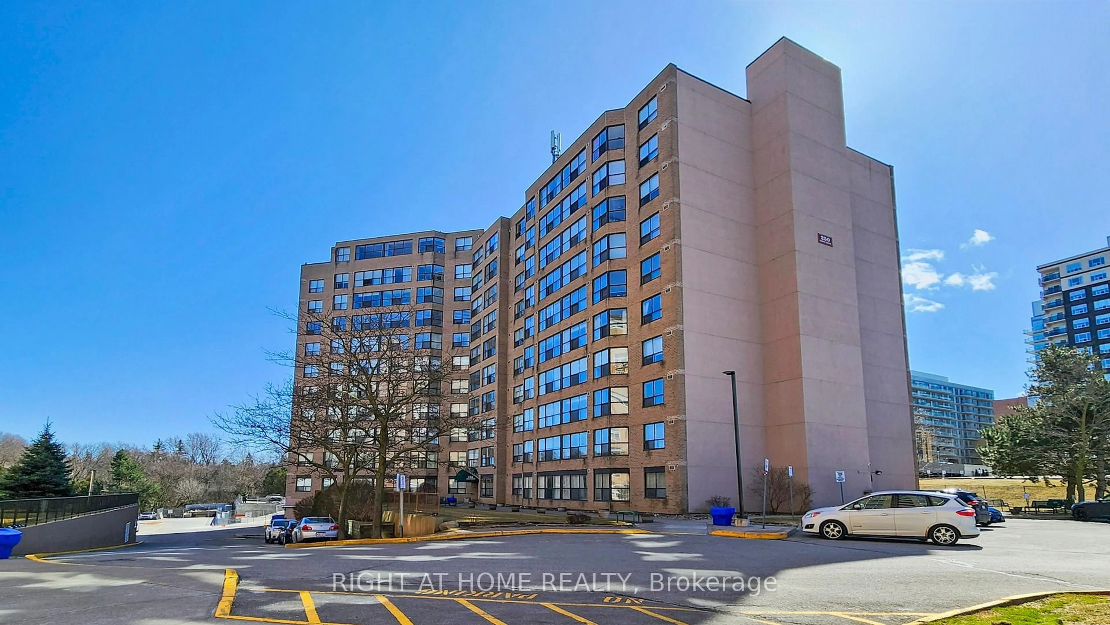 Unknown for 250 Davis Dr #305, Newmarket Ontario L3Y 7T7
