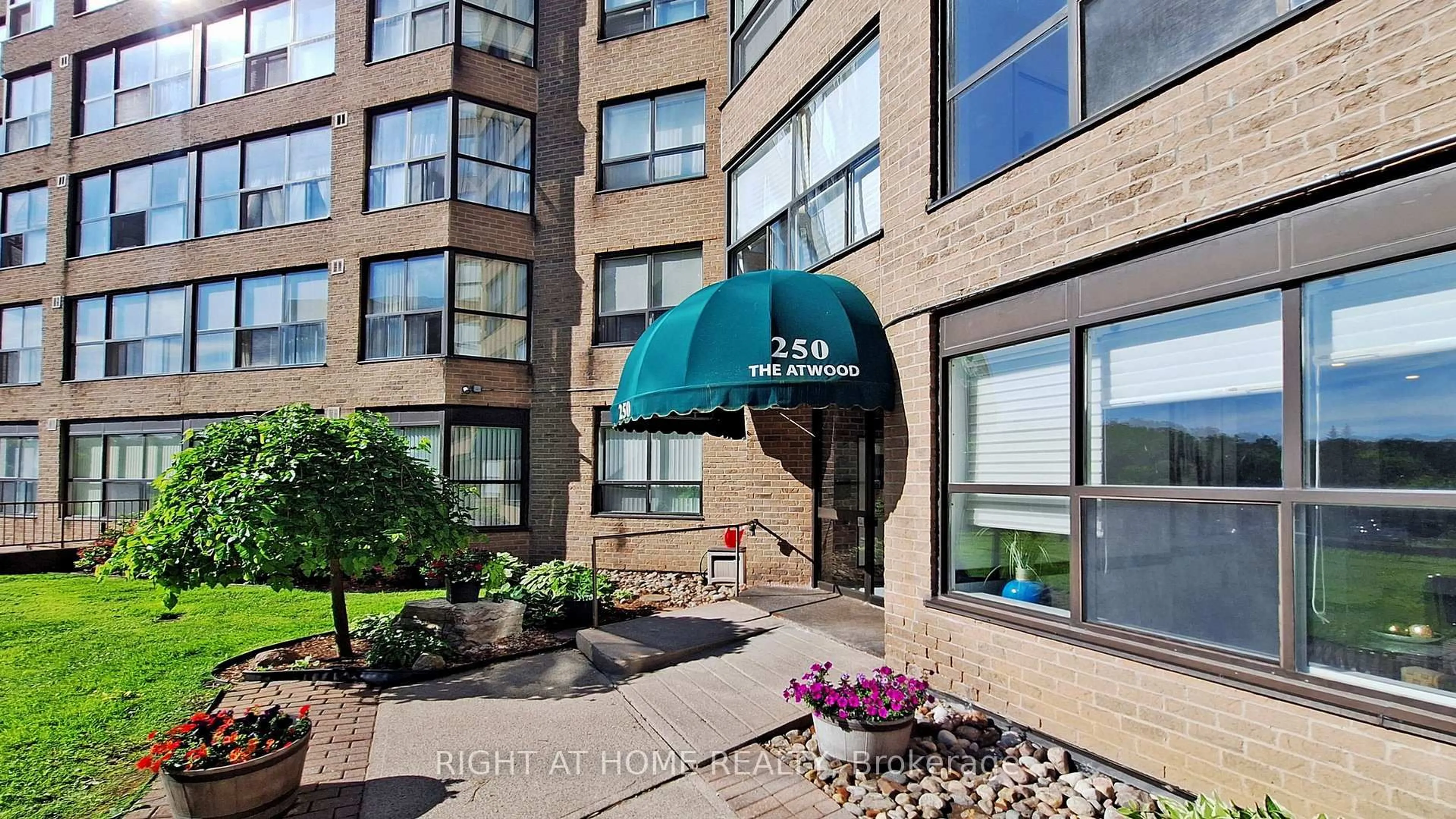 Indoor foyer for 250 Davis Dr #305, Newmarket Ontario L3Y 7T7