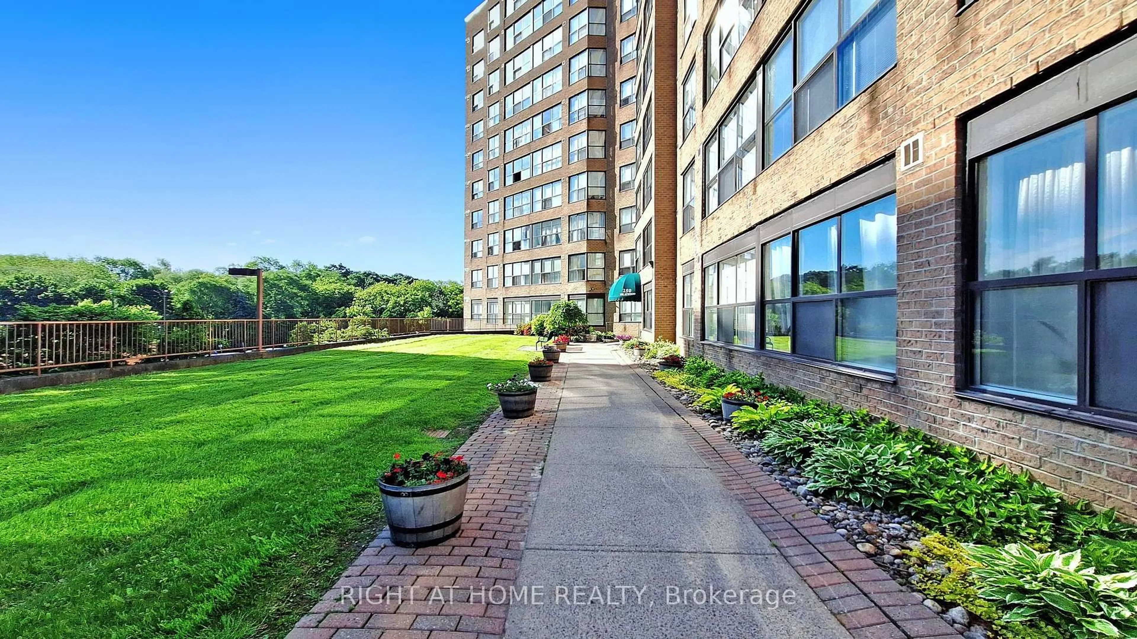 Unknown for 250 Davis Dr #305, Newmarket Ontario L3Y 7T7