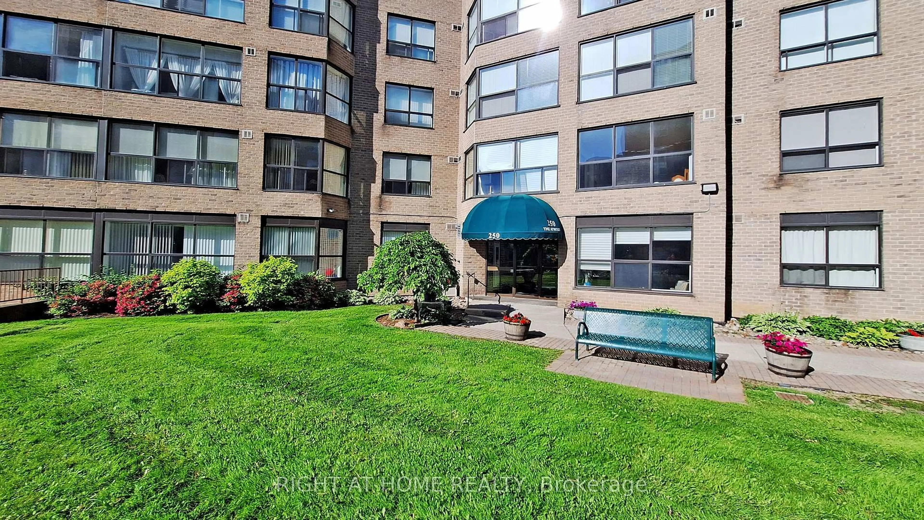 Patio, water/lake/river/ocean view for 250 Davis Dr #305, Newmarket Ontario L3Y 7T7